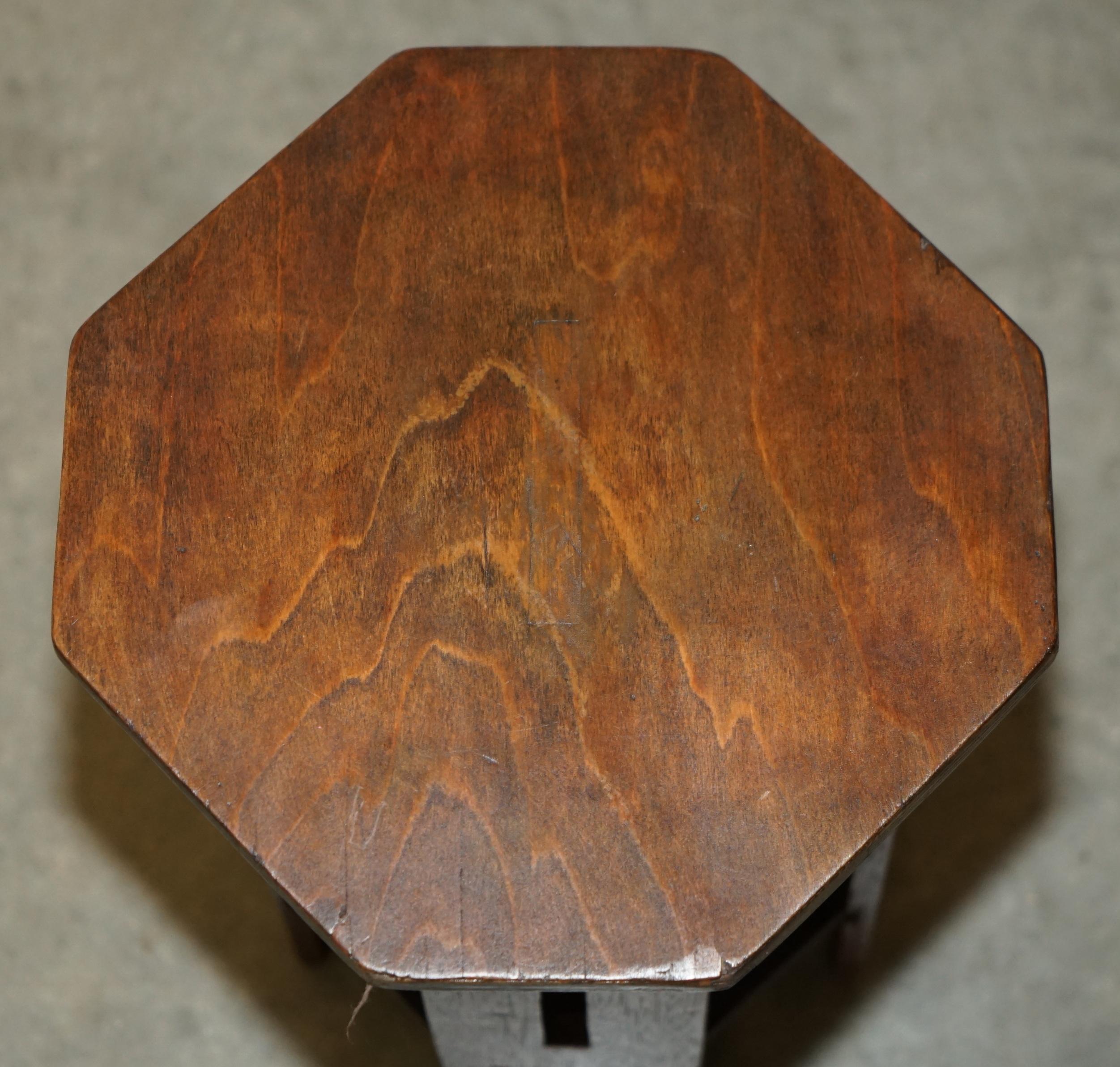 Anglais TABLE ENGLISH OAK LIBERTY LONDON STYLE ART NOUVEAU À L'INTÉRIEUR DE LAMP WiNE en vente