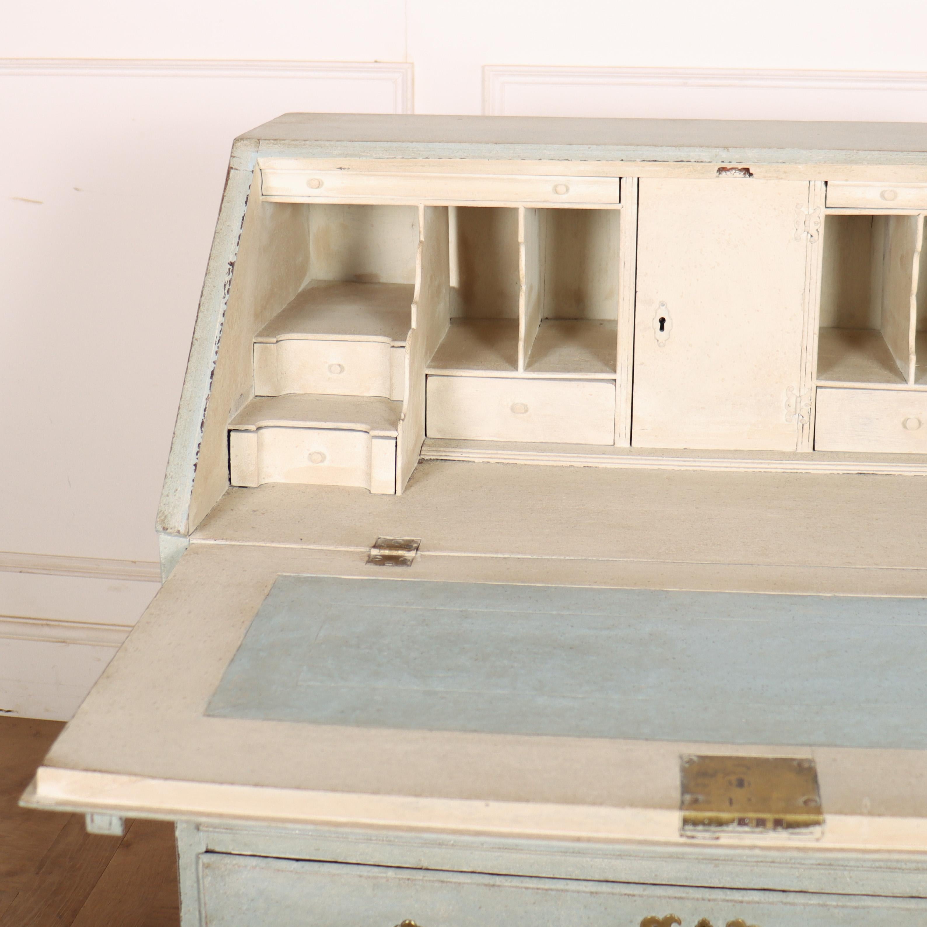 Small English Painted Bureau In Good Condition For Sale In Leamington Spa, Warwickshire