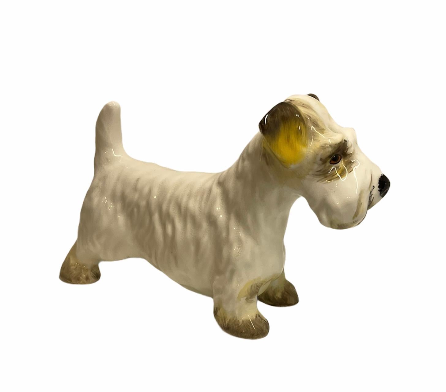 20ième siècle Petite porcelaine anglaise représentant un chien écossais en vente