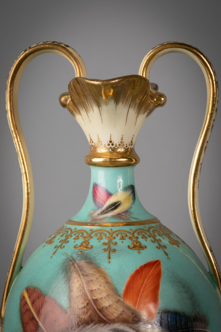 ZweiHandVase aus englischem Porzellan mit Federn, Minton, um 1840 im