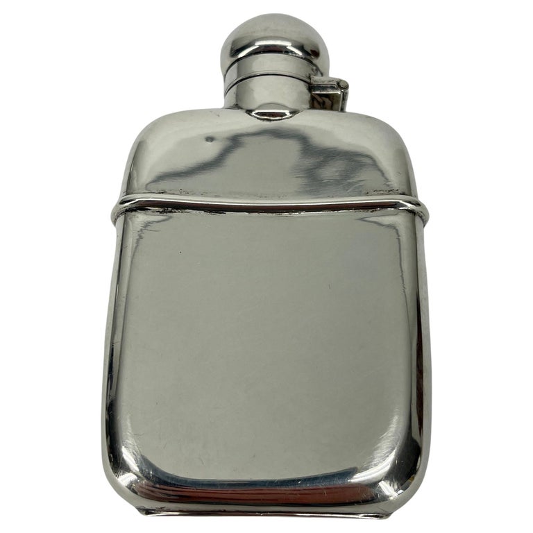 English sterling silver flask and cup. This small and very handsome sterling silver hip flask is in the Art Deco style of the English Edwardian period. The flask is in very good working condition and has detachable silver cup, please detailed images.