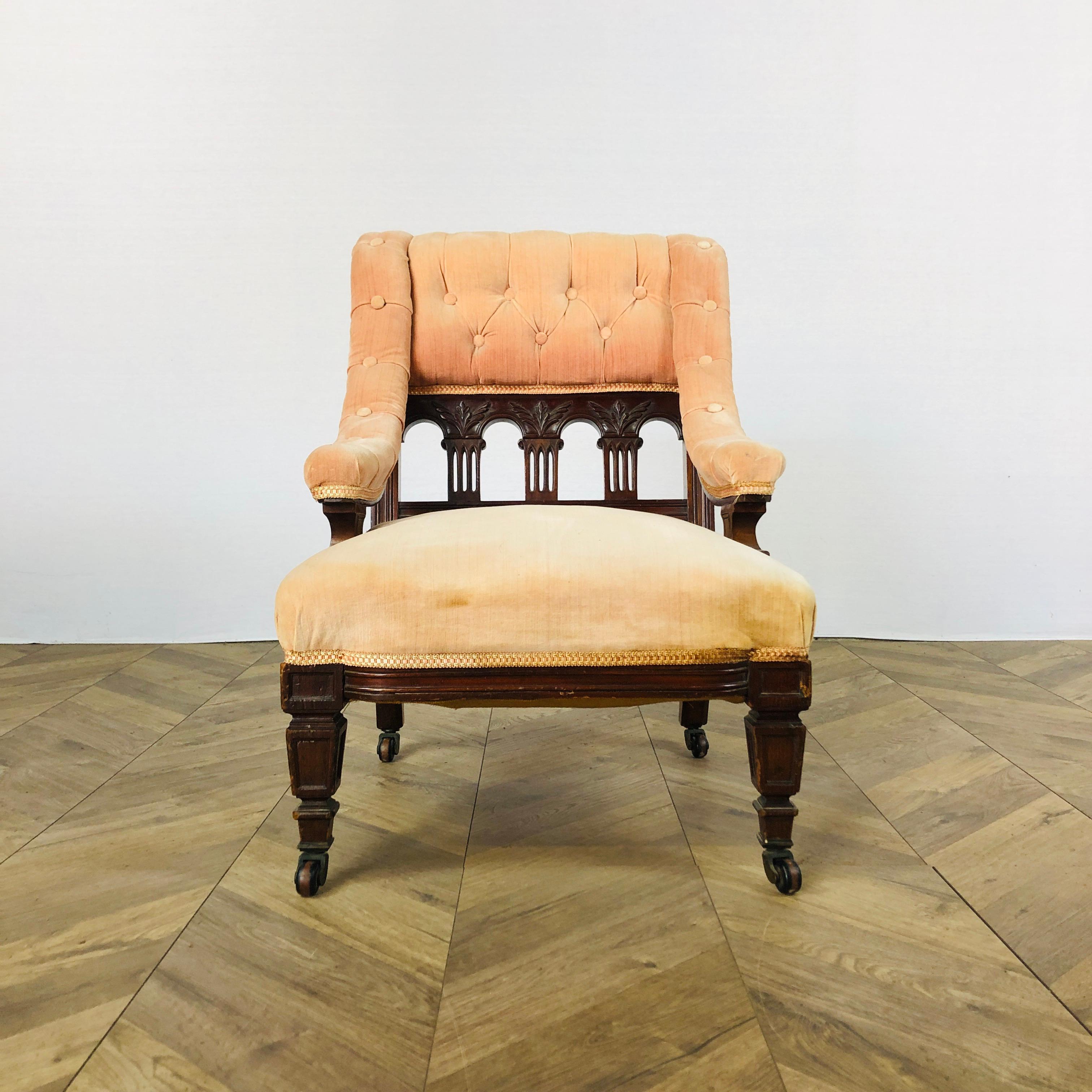 Ein ungewöhnlicher kleiner, antiker Boudoir- oder Krankenpflegestuhl. CIRCA 1880er Jahre,

Der Stuhl wurde inmitten der viktorianischen Ästhetikbewegung hergestellt, hat niedrige Proportionen und ist in der Designmanier von Bruce James Talbert für