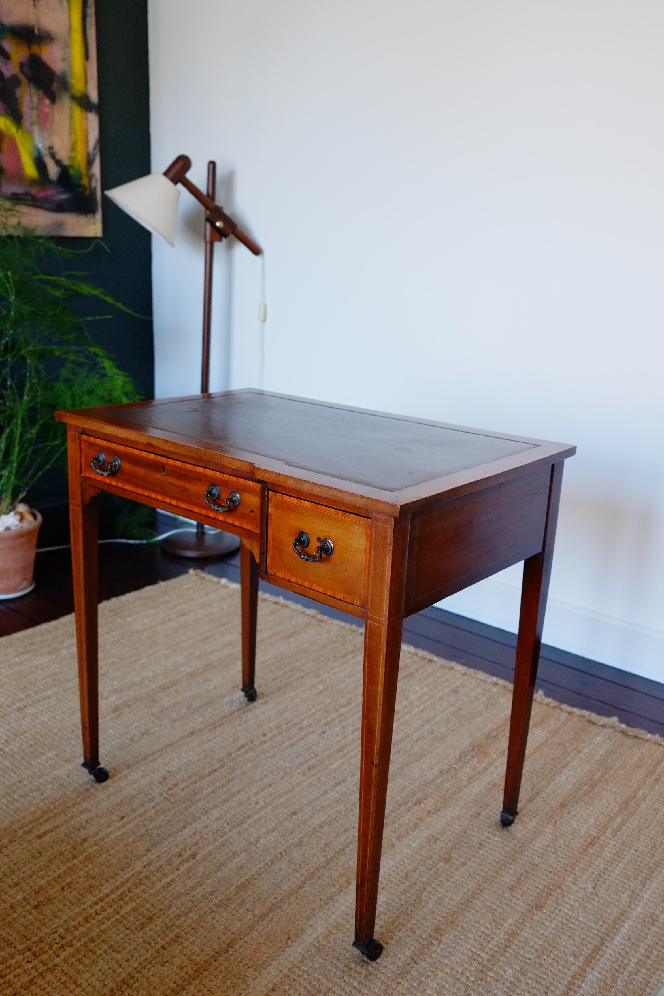 Kleiner englischer viktorianischer Mahagoni-Schreibtisch mit Intarsien, ca. 1900 im Angebot 4