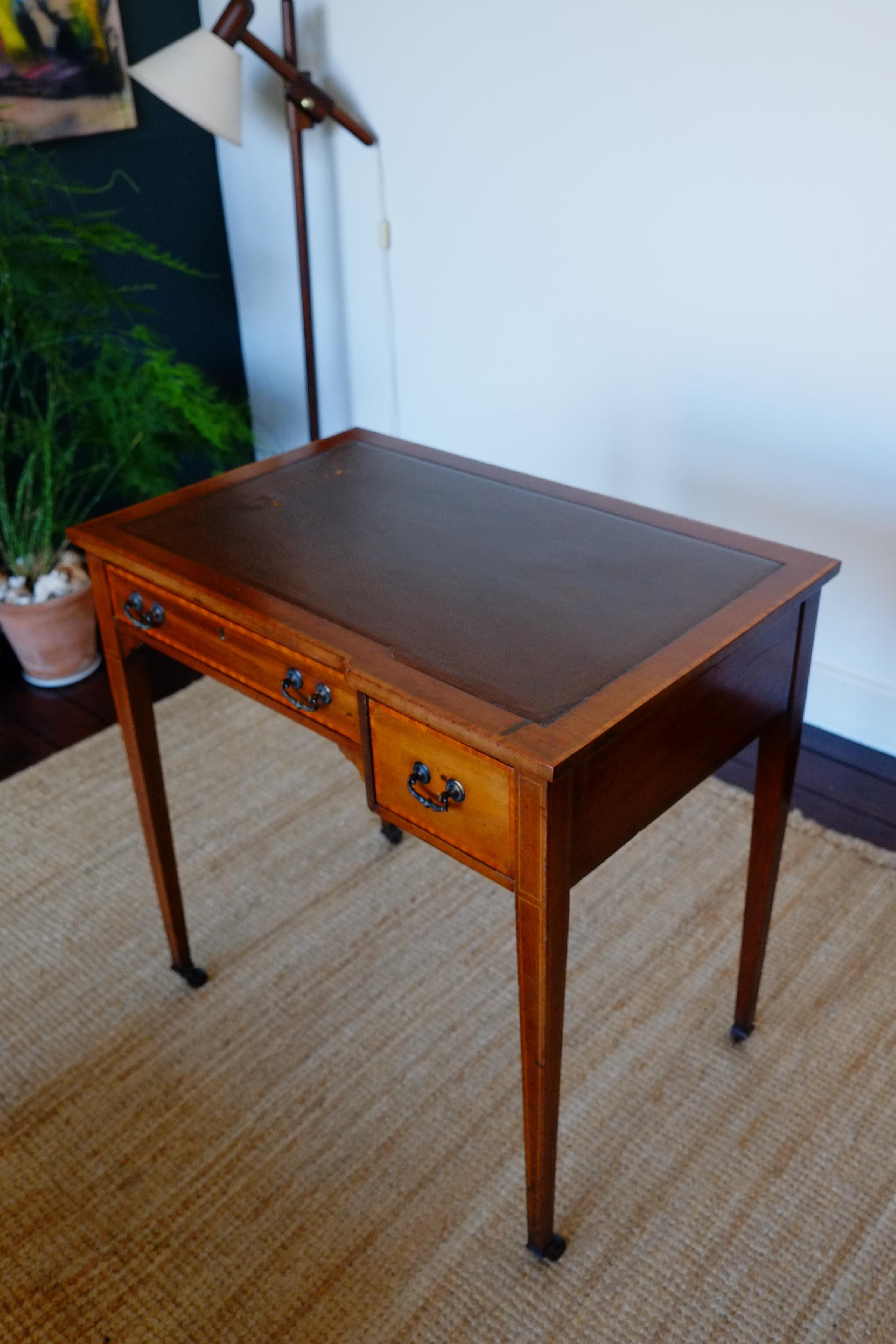 Kleiner englischer viktorianischer Mahagoni-Schreibtisch mit Intarsien, ca. 1900 im Angebot 5