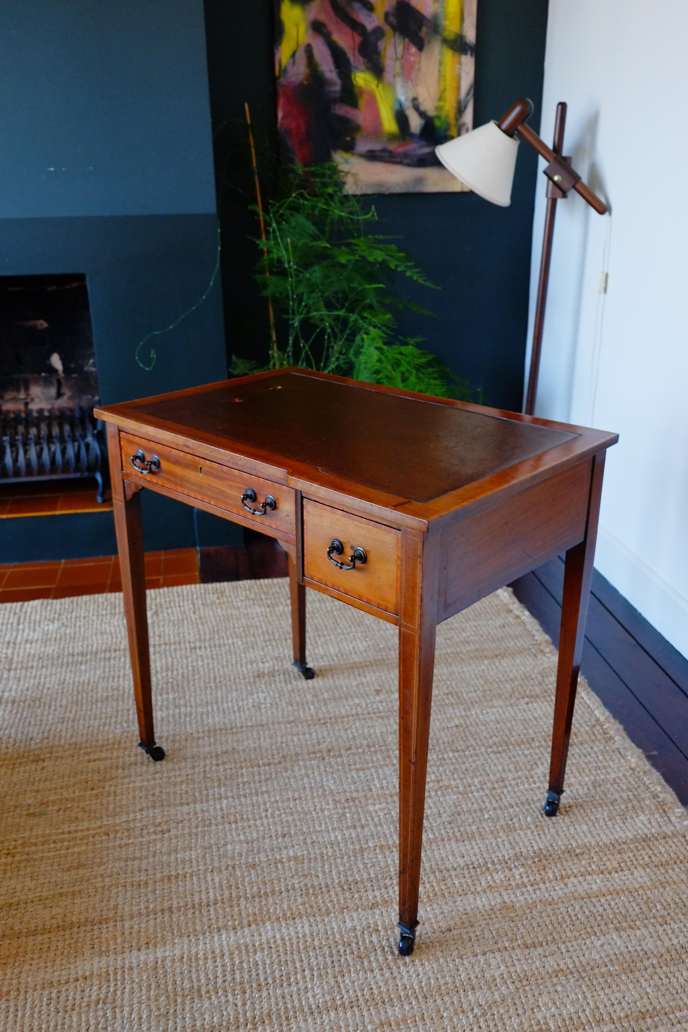 Kleiner englischer viktorianischer Mahagoni-Schreibtisch mit Intarsien, ca. 1900 im Angebot 6