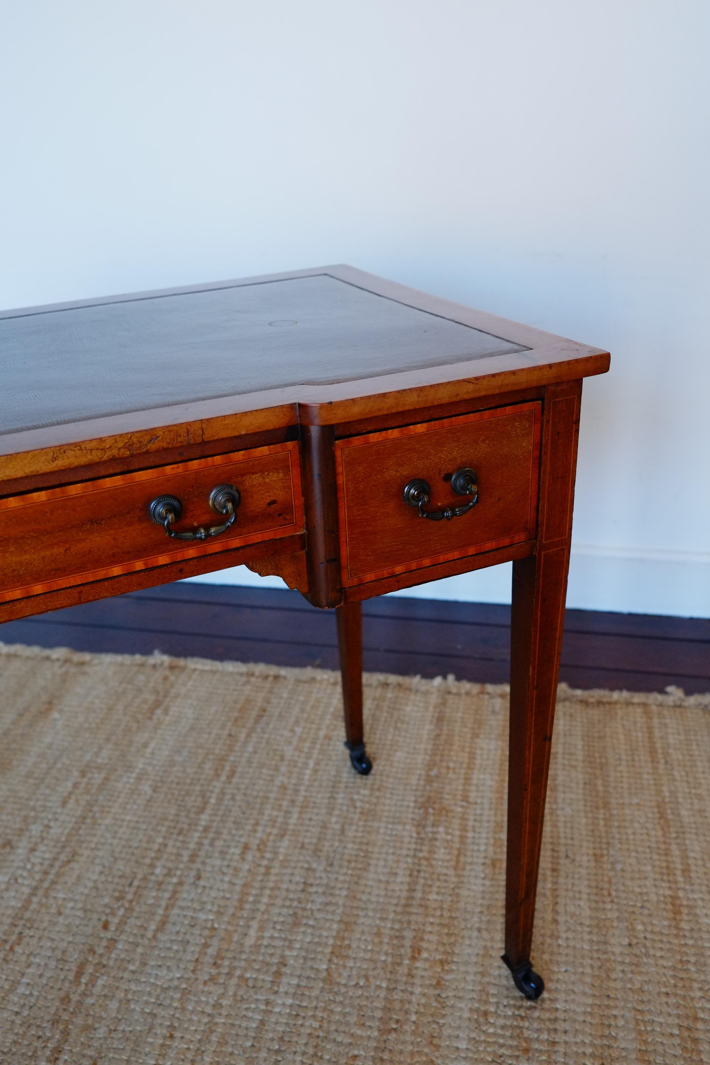 Kleiner englischer viktorianischer Mahagoni-Schreibtisch mit Intarsien, ca. 1900 im Angebot 7