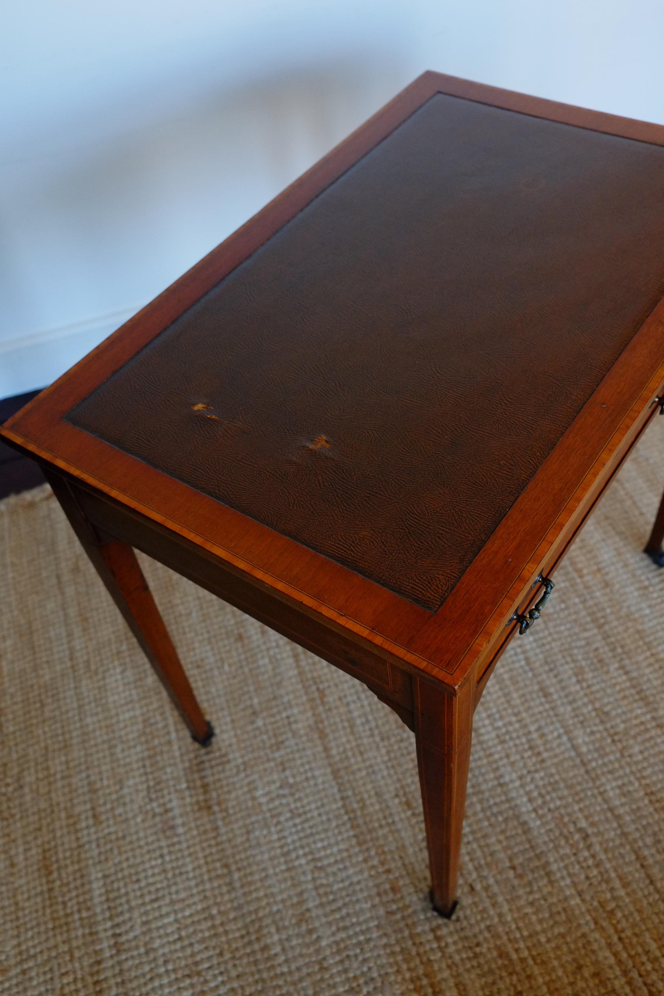Kleiner englischer viktorianischer Mahagoni-Schreibtisch mit Intarsien, ca. 1900 im Angebot 8