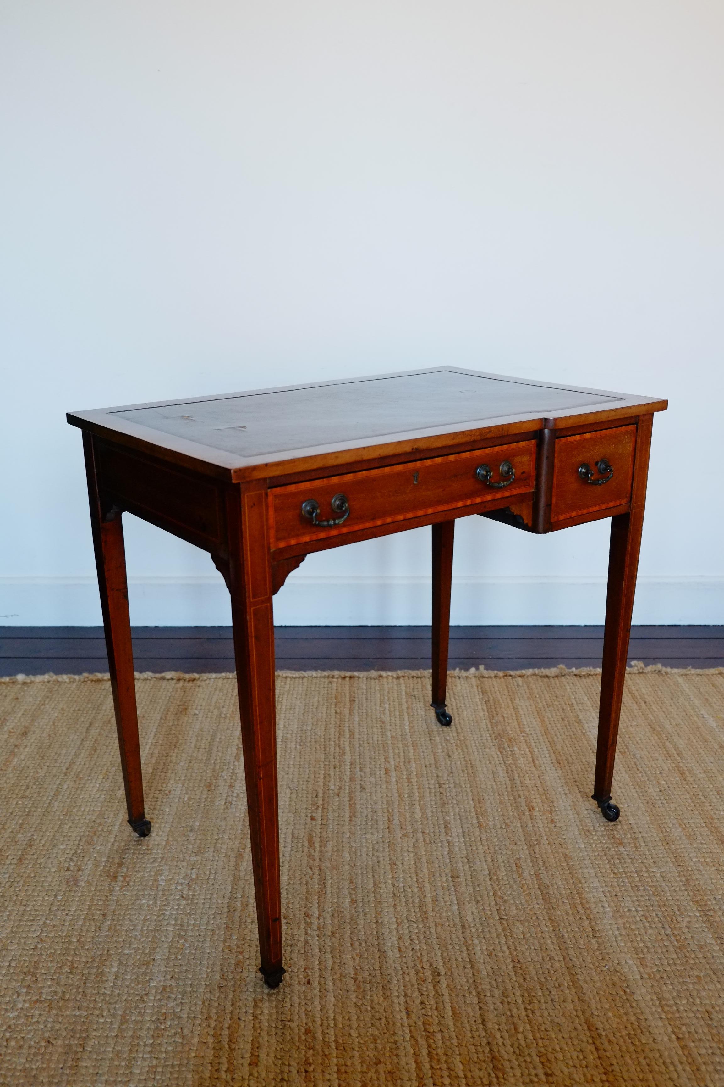 Kleiner englischer viktorianischer Mahagoni-Schreibtisch mit Intarsien, ca. 1900 im Angebot 9