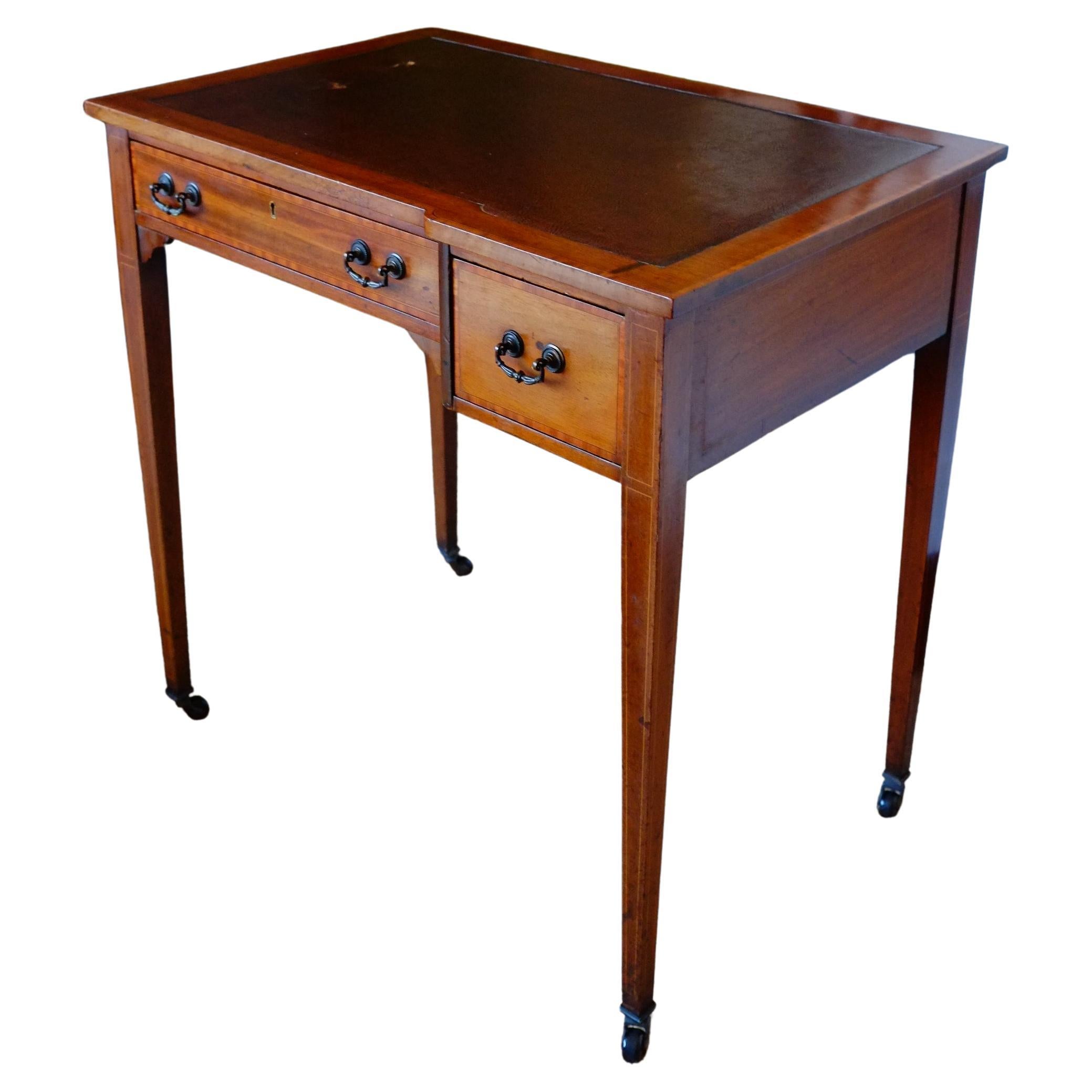 Ein schöner kleiner englischer viktorianischer Mahagoni-Schreibtisch. Ein eleganter Einbau-Schreibtisch aus der Zeit um 1900. Der Schreibtisch besteht aus zwei asymmetrisch angeordneten Schubladen, wobei die tiefere rechte Schublade die originale