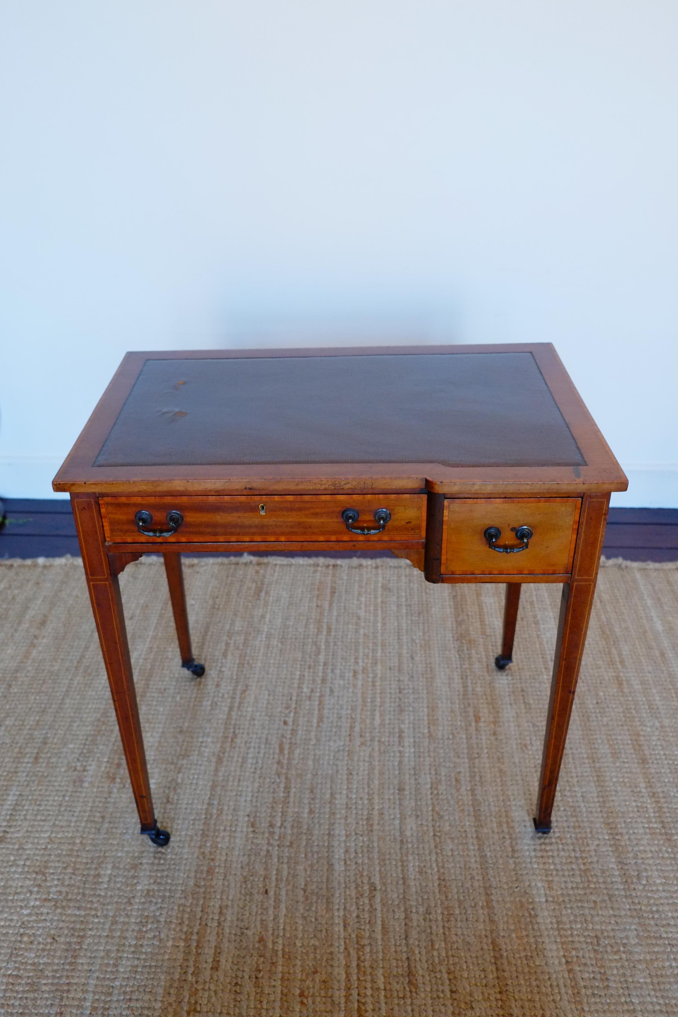 Kleiner englischer viktorianischer Mahagoni-Schreibtisch mit Intarsien, ca. 1900 im Angebot 13