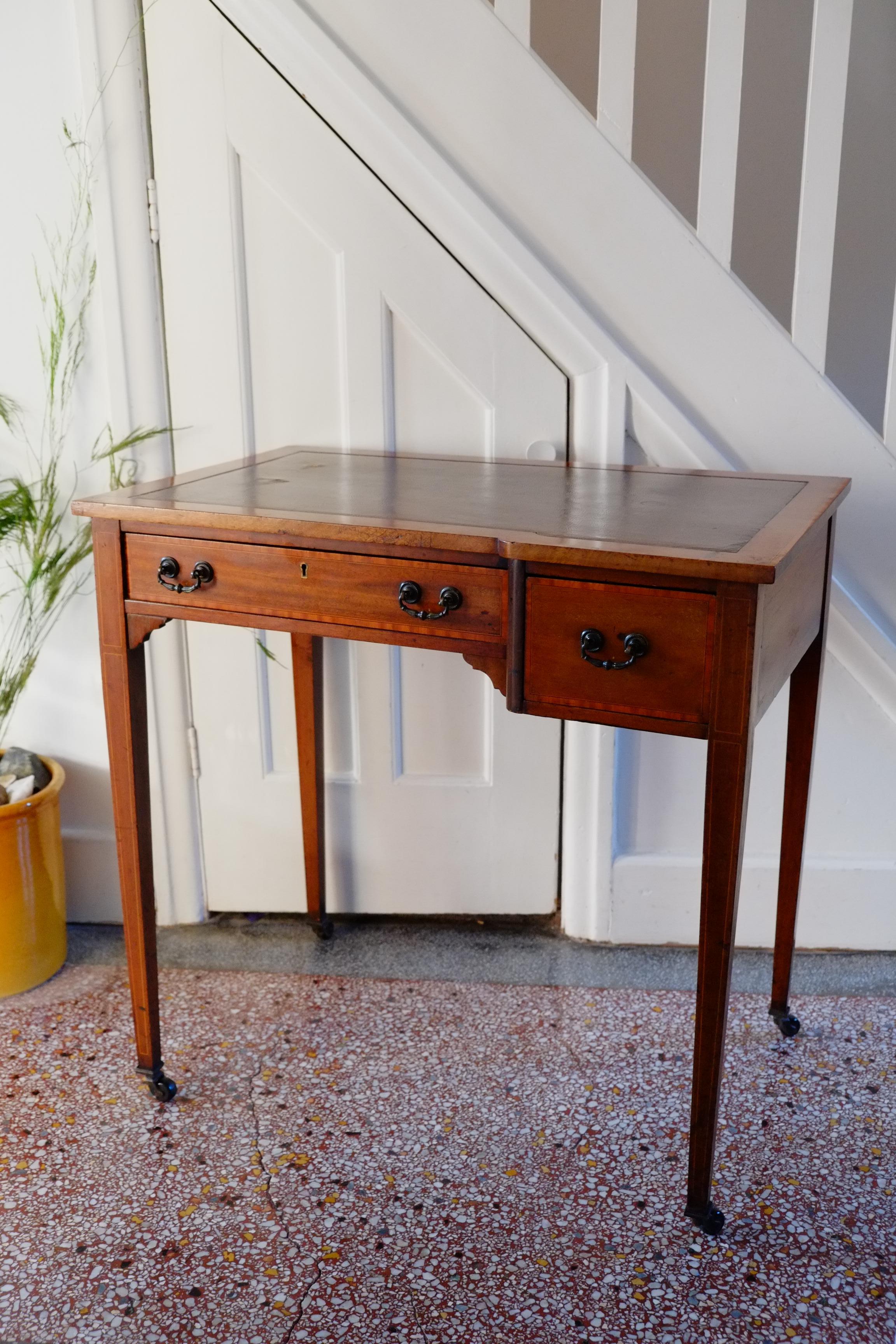 Kleiner englischer viktorianischer Mahagoni-Schreibtisch mit Intarsien, ca. 1900 (Britisch) im Angebot
