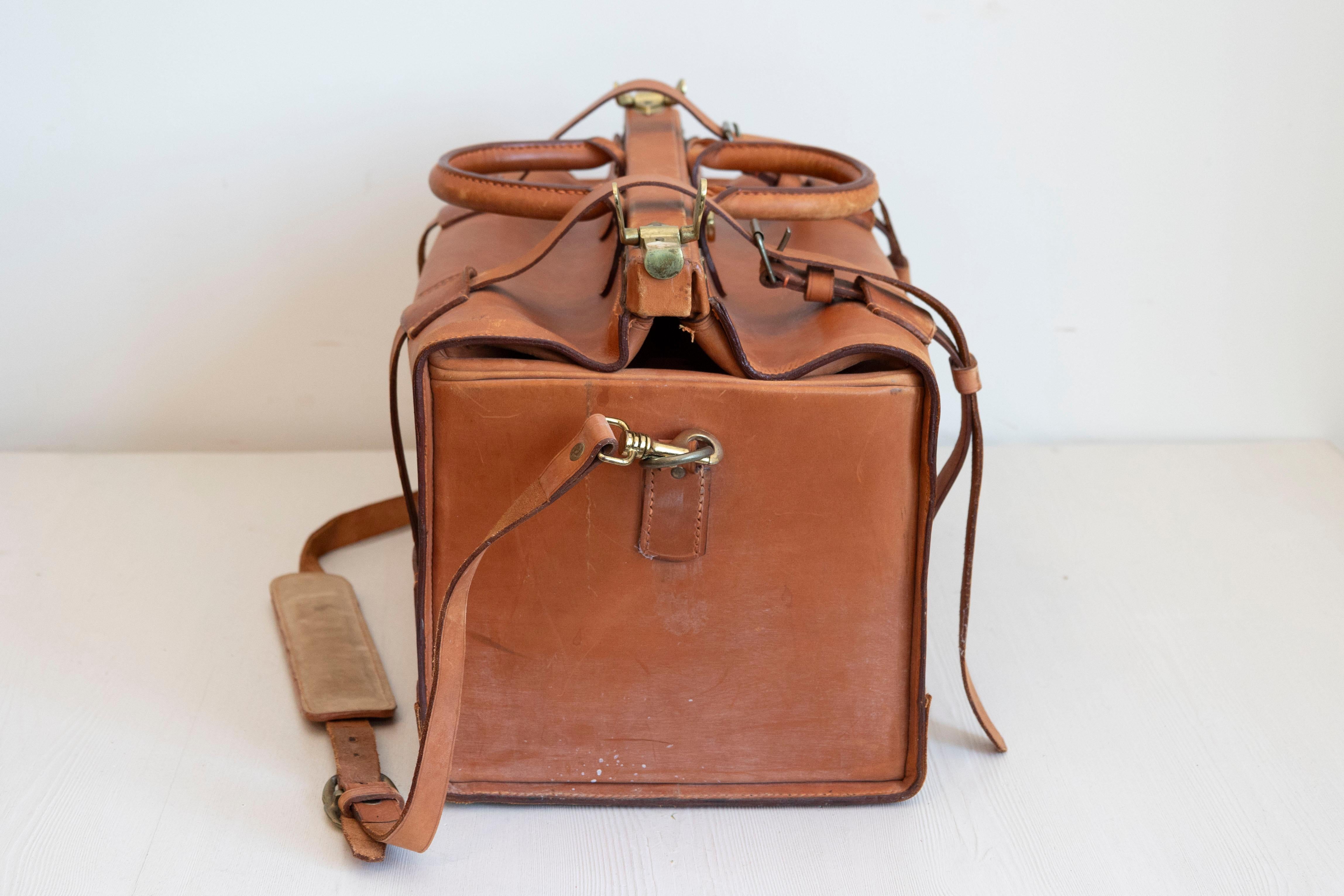 Small English Vintage Brown Leather Handmade Case with Brass Hardware In Good Condition For Sale In Atlanta, GA