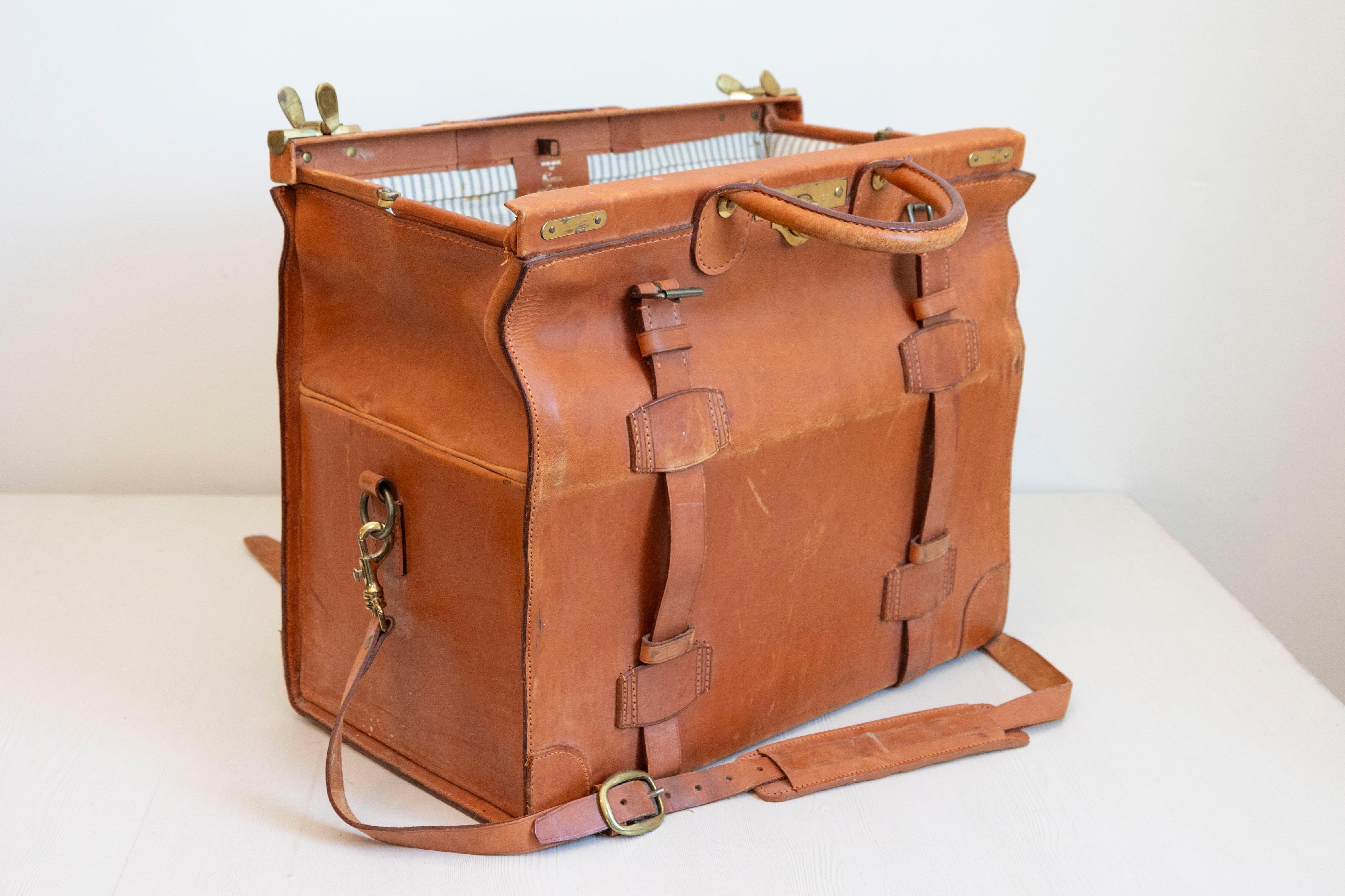 Small English Vintage Brown Leather Handmade Case with Brass Hardware For Sale 3