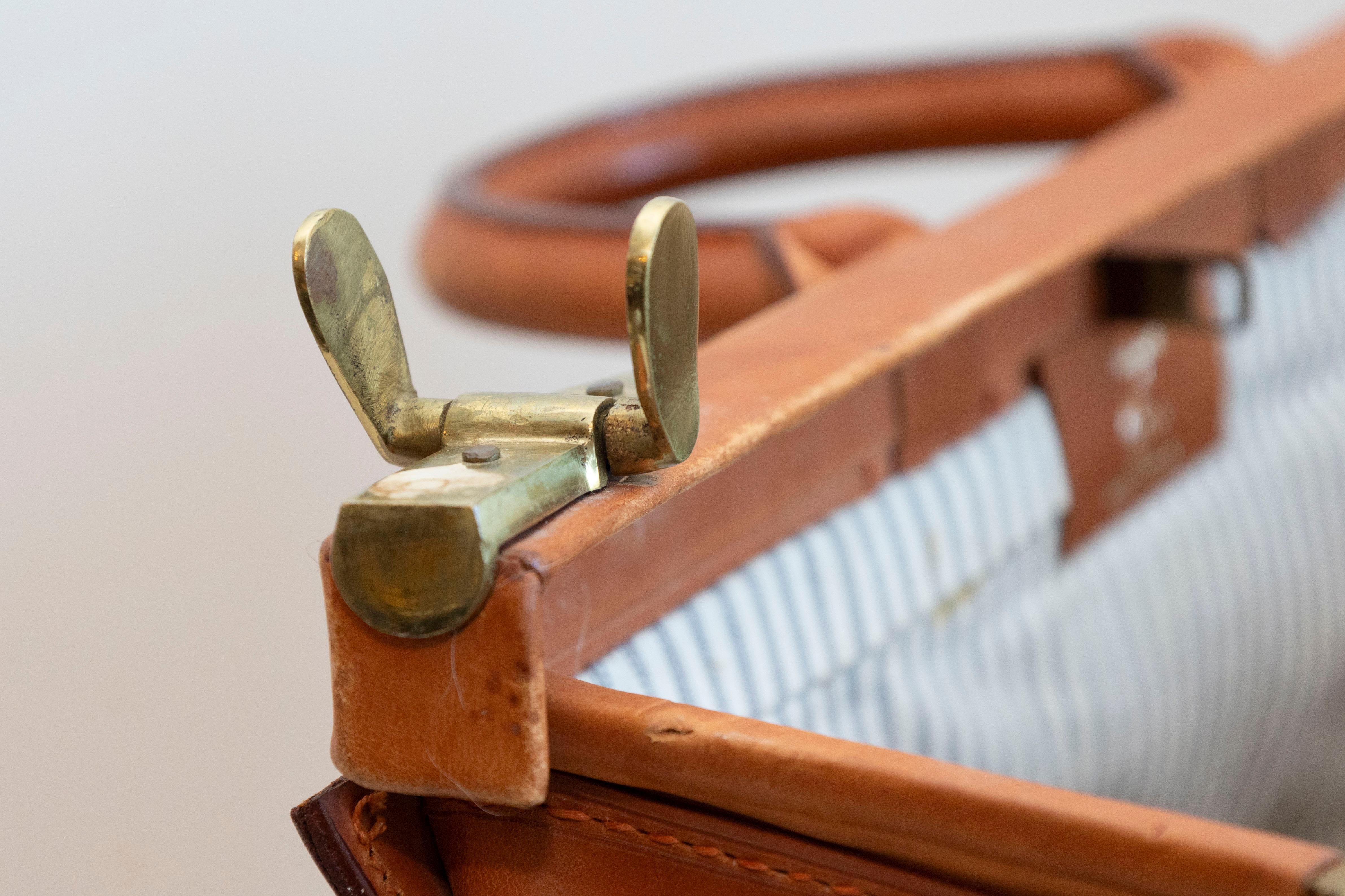 Small English Vintage Brown Leather Handmade Case with Brass Hardware For Sale 4