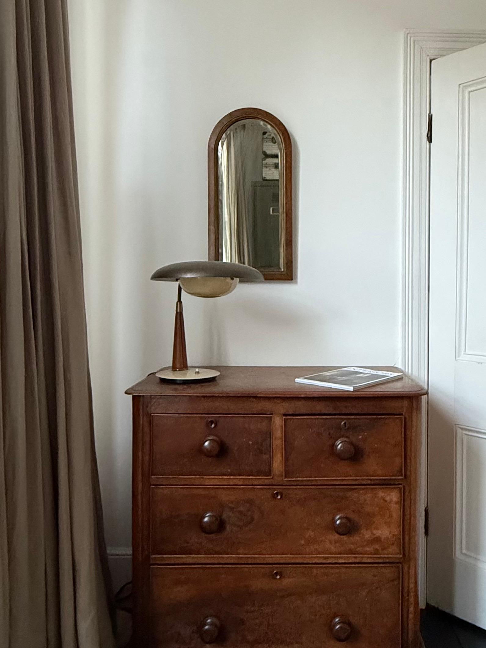 Pequeño espejo de pared de acento con marco de madera arqueado y placa de cristal biselado. Siglo XIX. Encontrado en Inglaterra.

El pequeño espejo es pesado y está muy bien hecho. El marco y el panel trasero picado son de madera -posiblemente