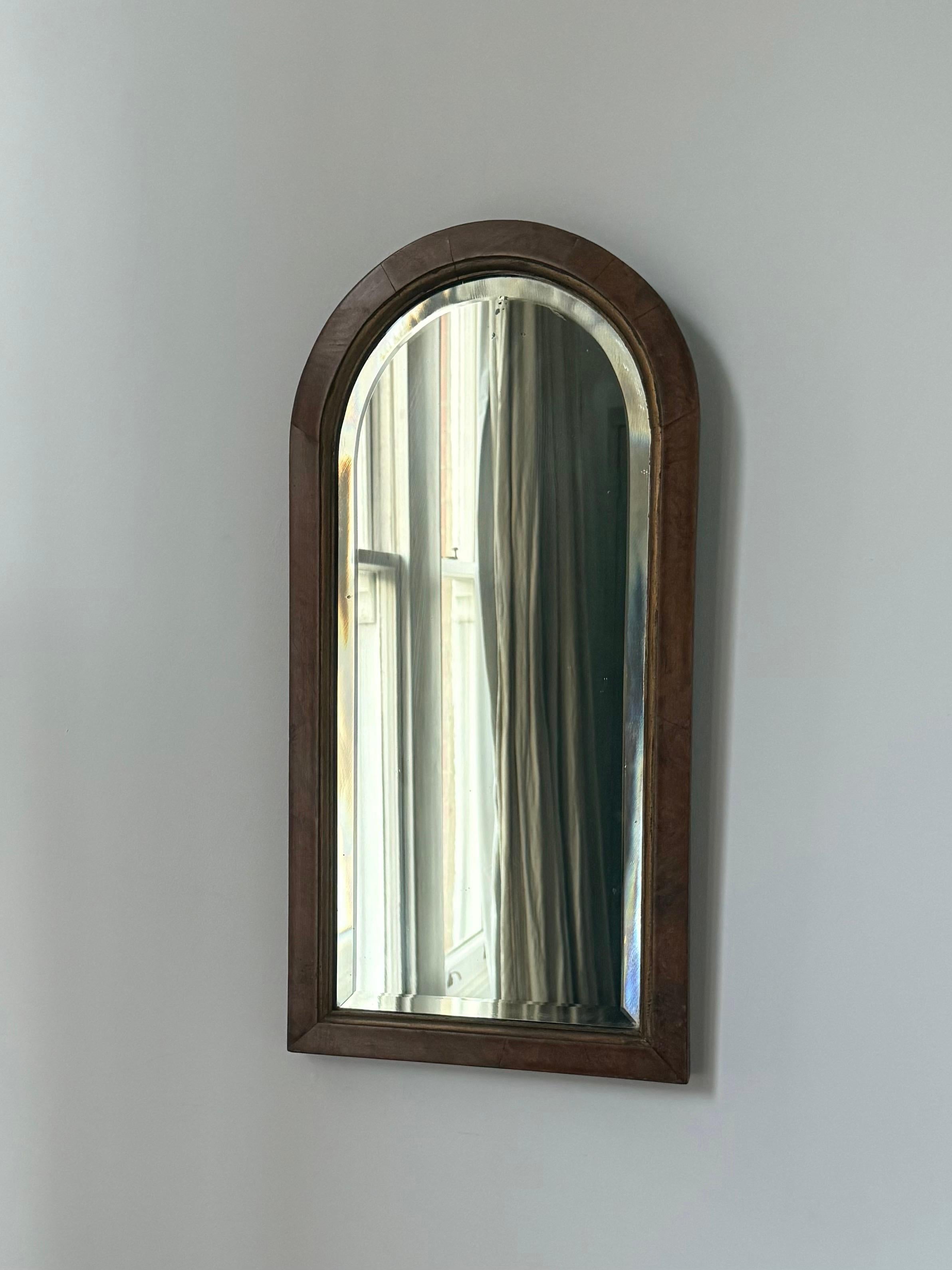 Pequeño espejo inglés de pared con marco arqueado y cristal biselado Victoriano en venta