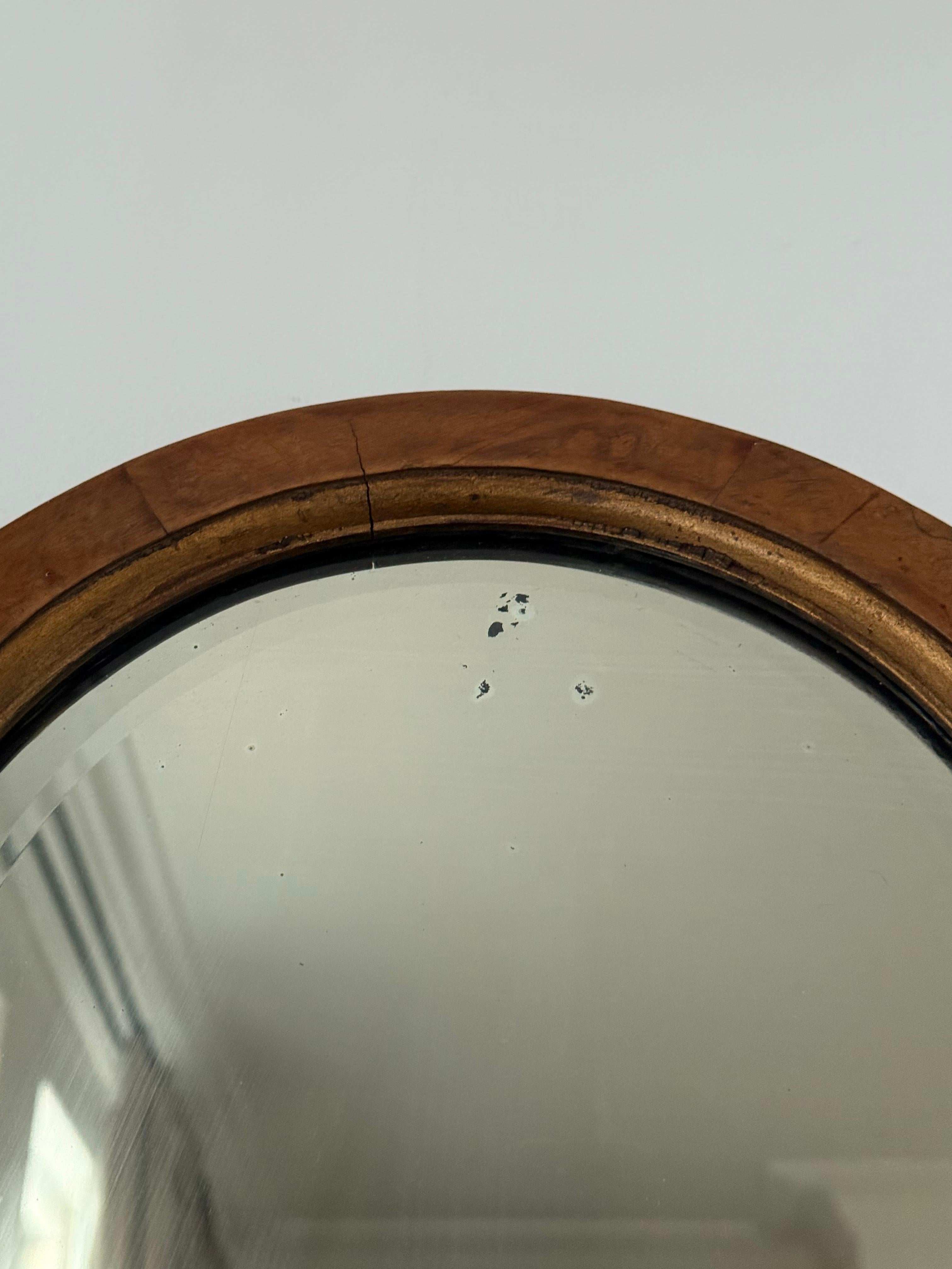 Pequeño espejo inglés de pared con marco arqueado y cristal biselado Inglés en venta