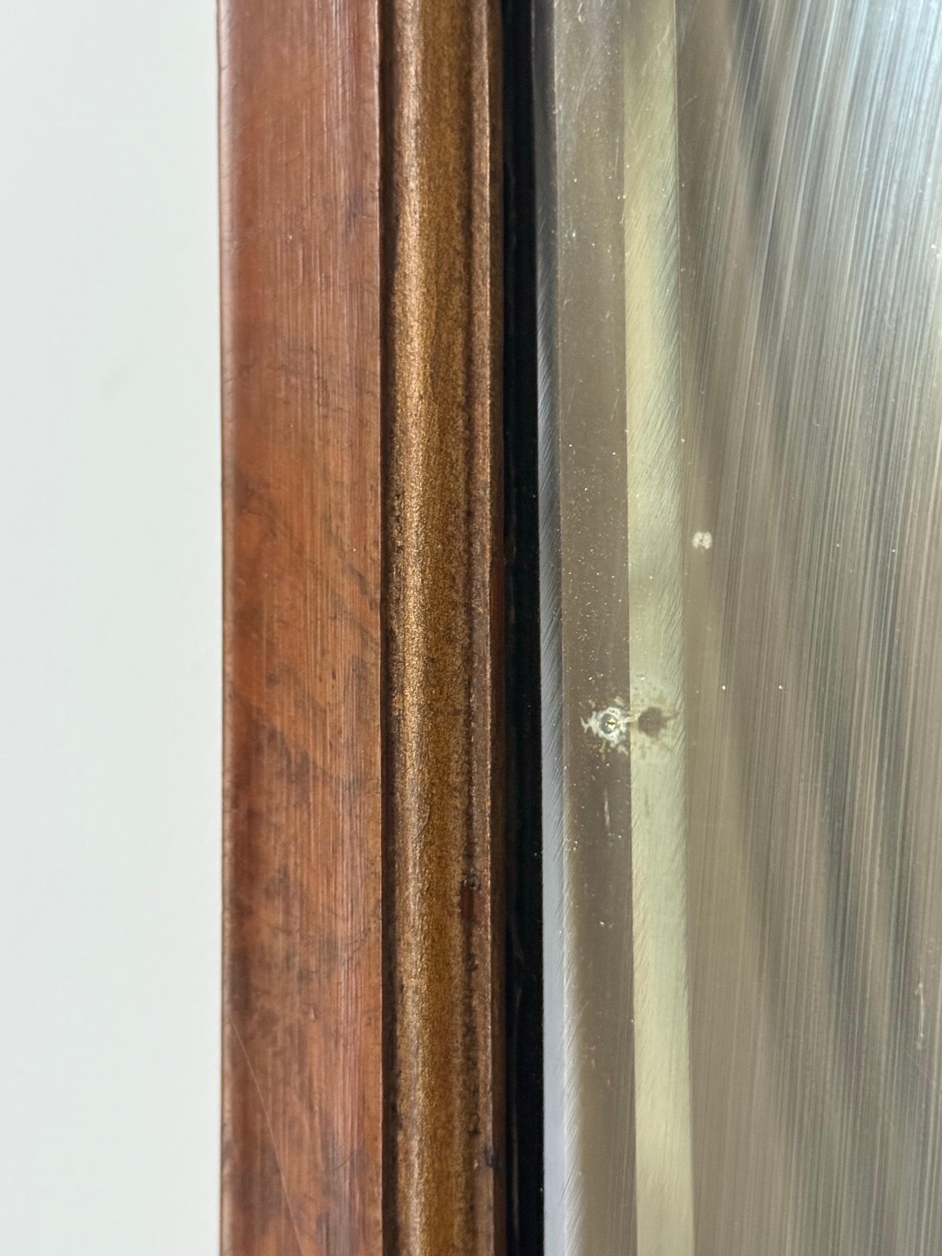 Pequeño espejo inglés de pared con marco arqueado y cristal biselado siglo XIX en venta