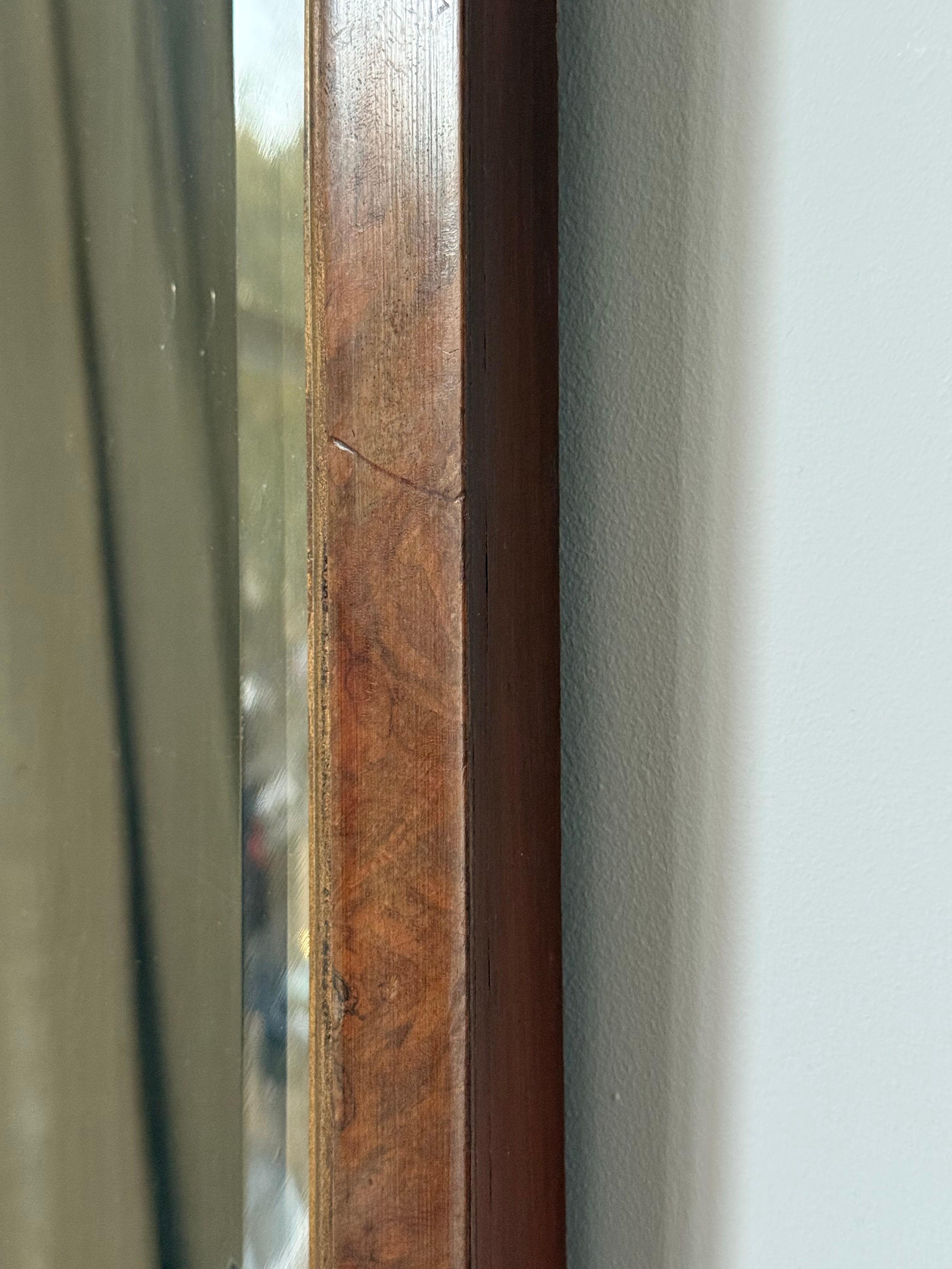 Pequeño espejo inglés de pared con marco arqueado y cristal biselado Espejo en venta