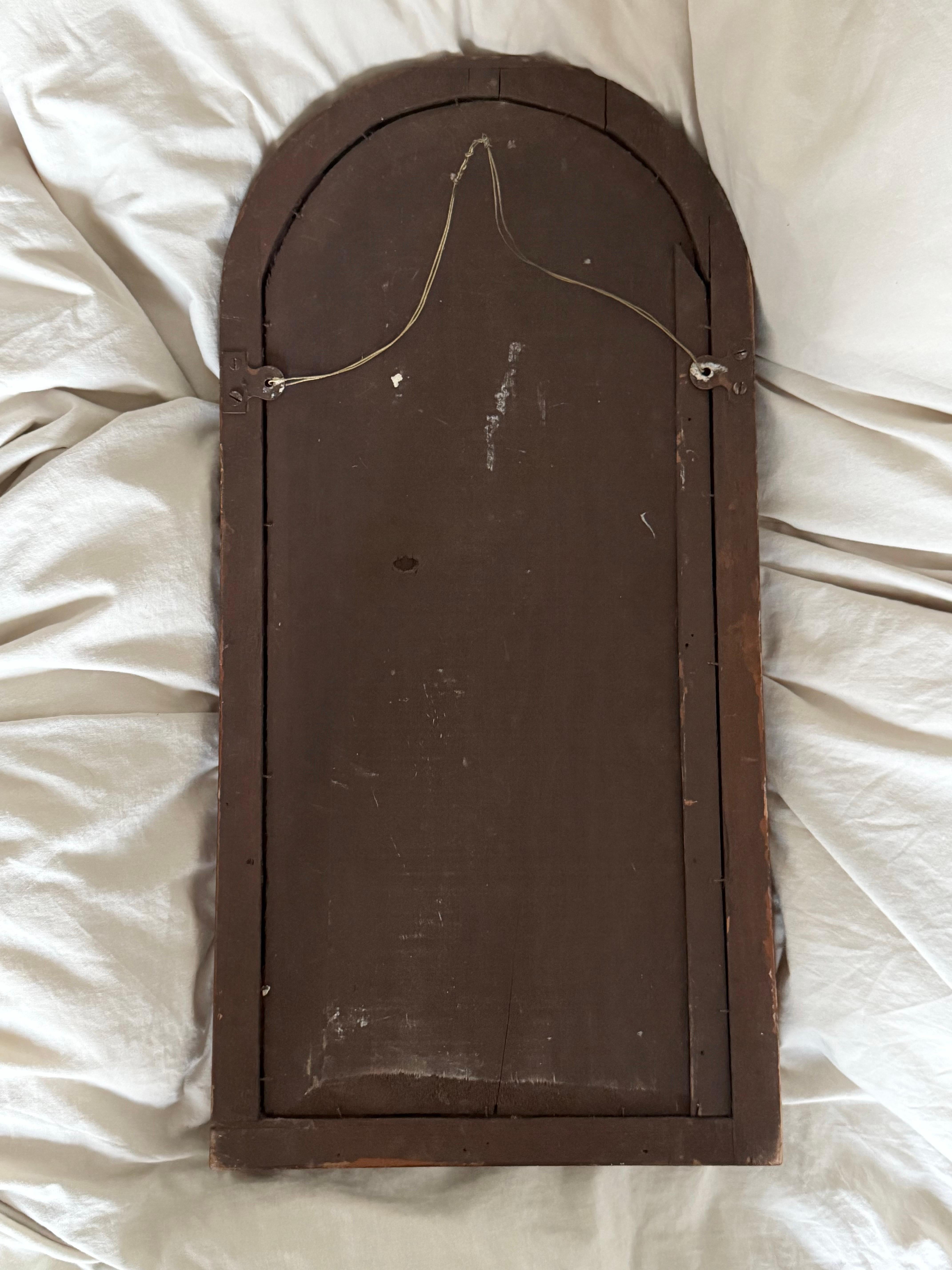 Pequeño espejo inglés de pared con marco arqueado y cristal biselado en venta 2