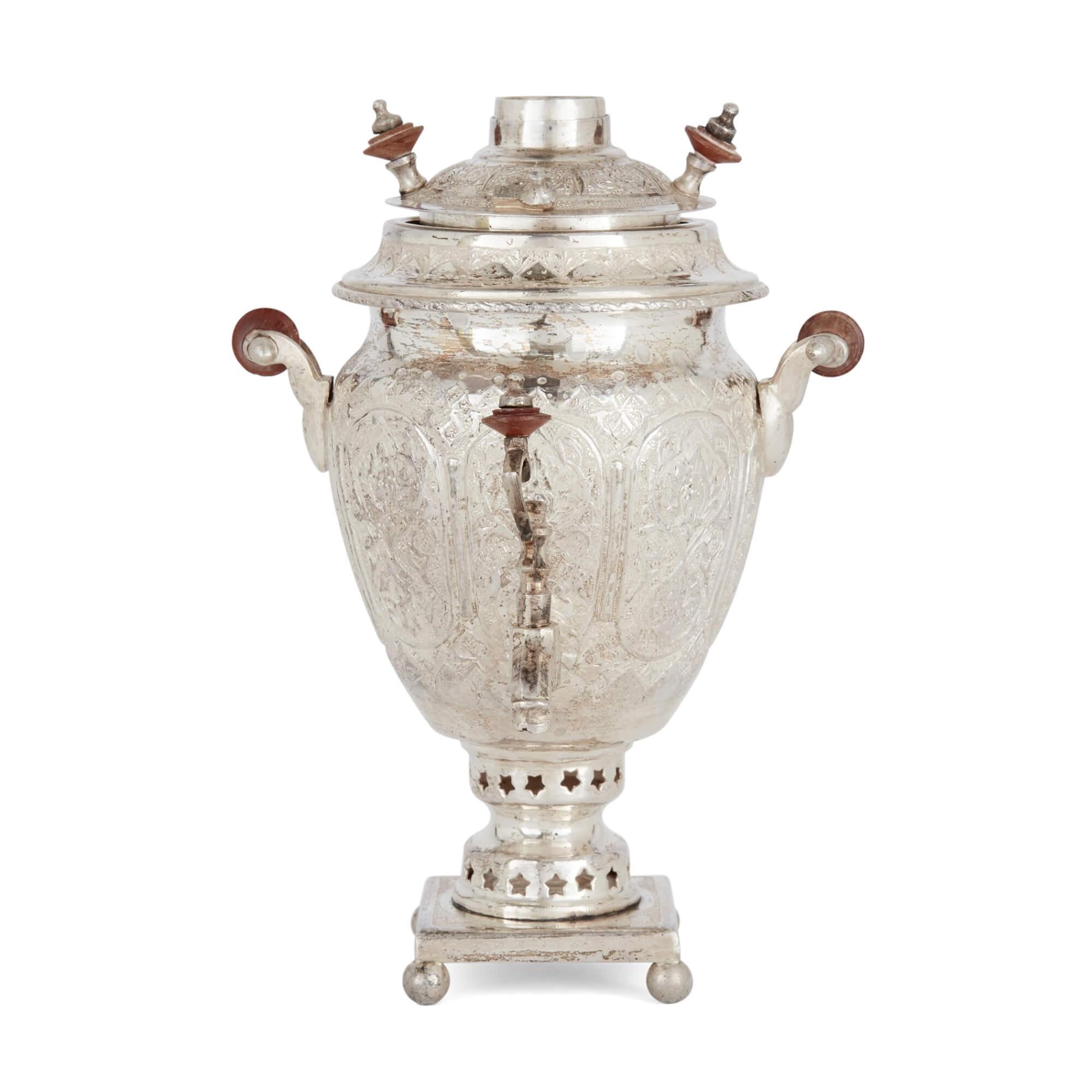 Teil-Tea-Service aus graviertem Silber mit persischem Design (Persisch) im Angebot