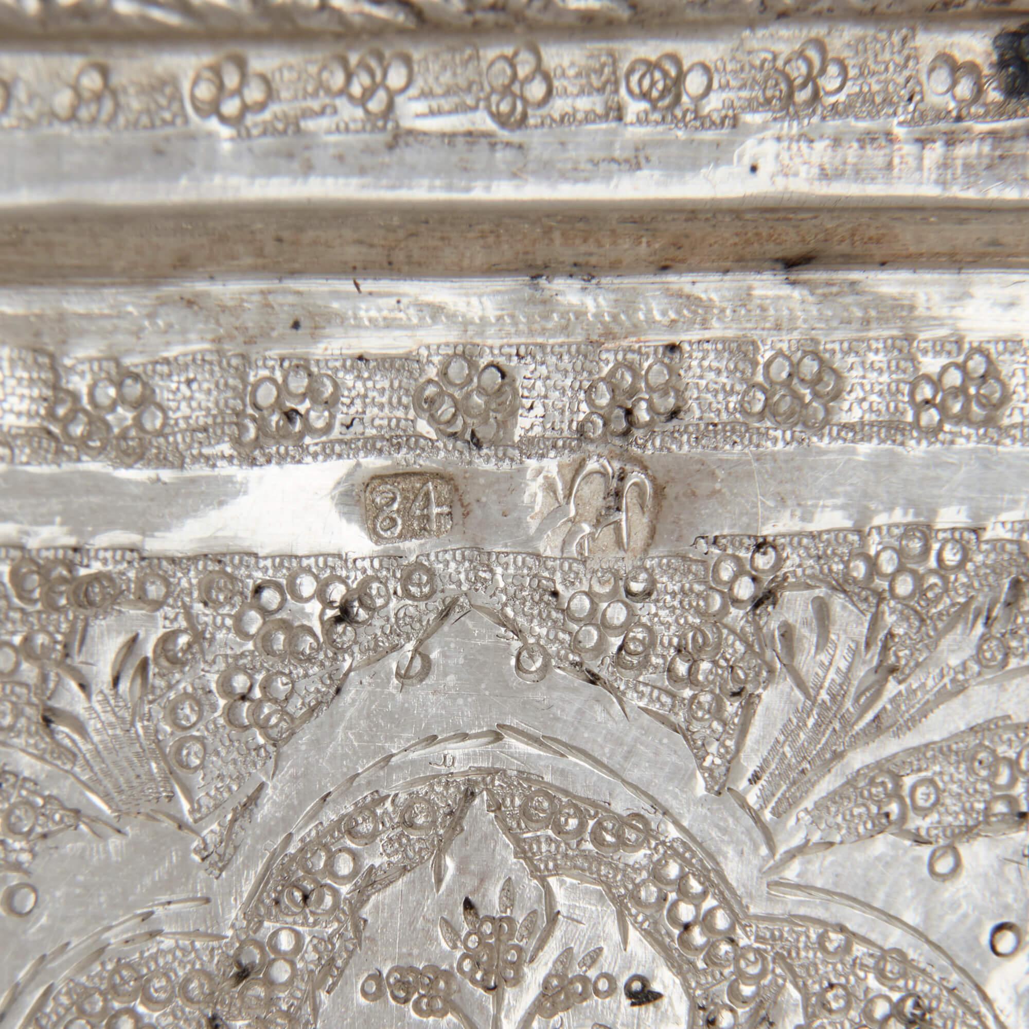 Teil-Tea-Service aus graviertem Silber mit persischem Design (20. Jahrhundert) im Angebot