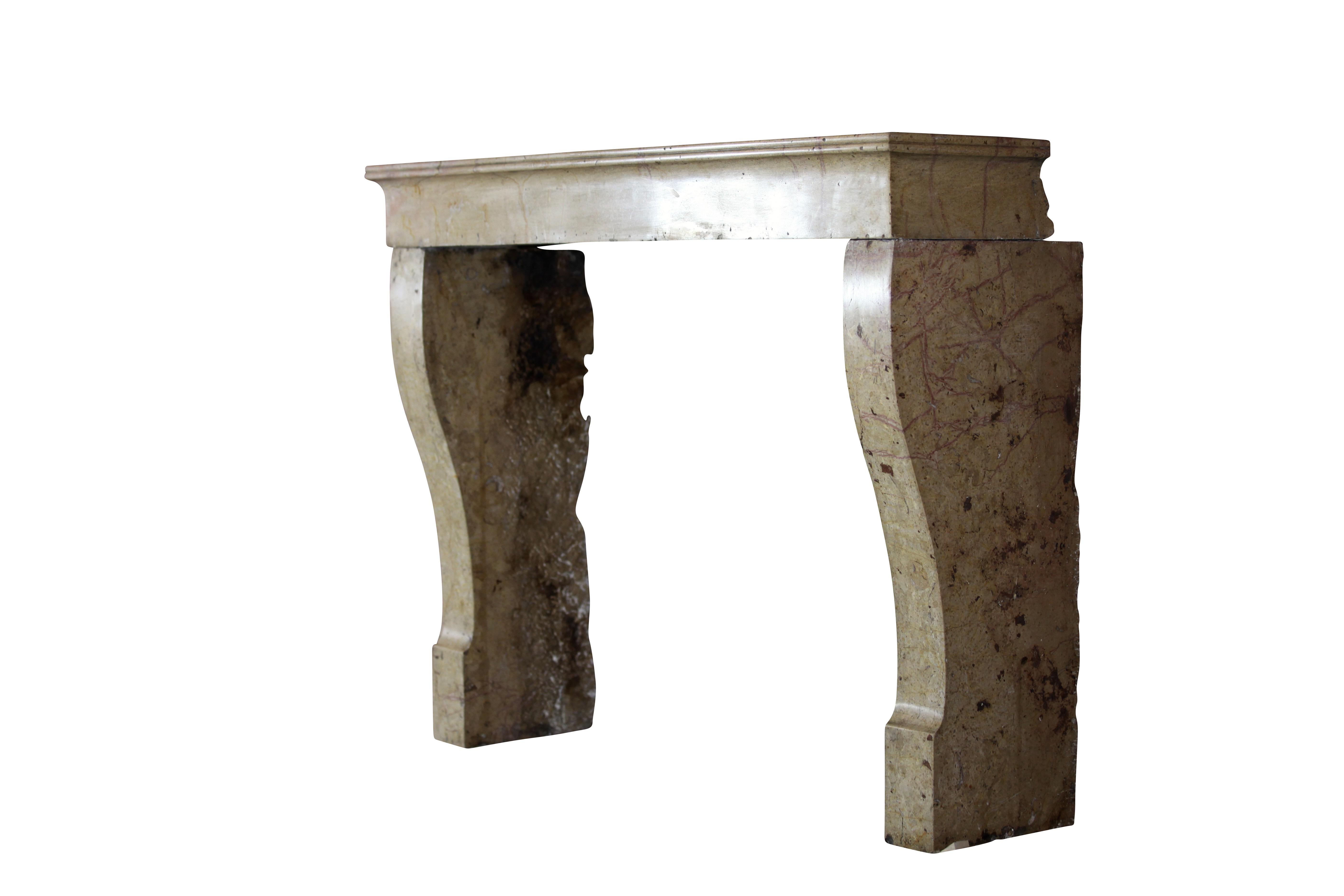 Un sencillo petit bourguignon de piedra dura y mármol del siglo XIX. 
Medidas:
129 cm de anchura exterior 50,79 pulgadas
97 cm de altura exterior 38,19 pulgadas
103 cm de anchura interior 40,55 pulgadas
83 cm de altura interior 32,68