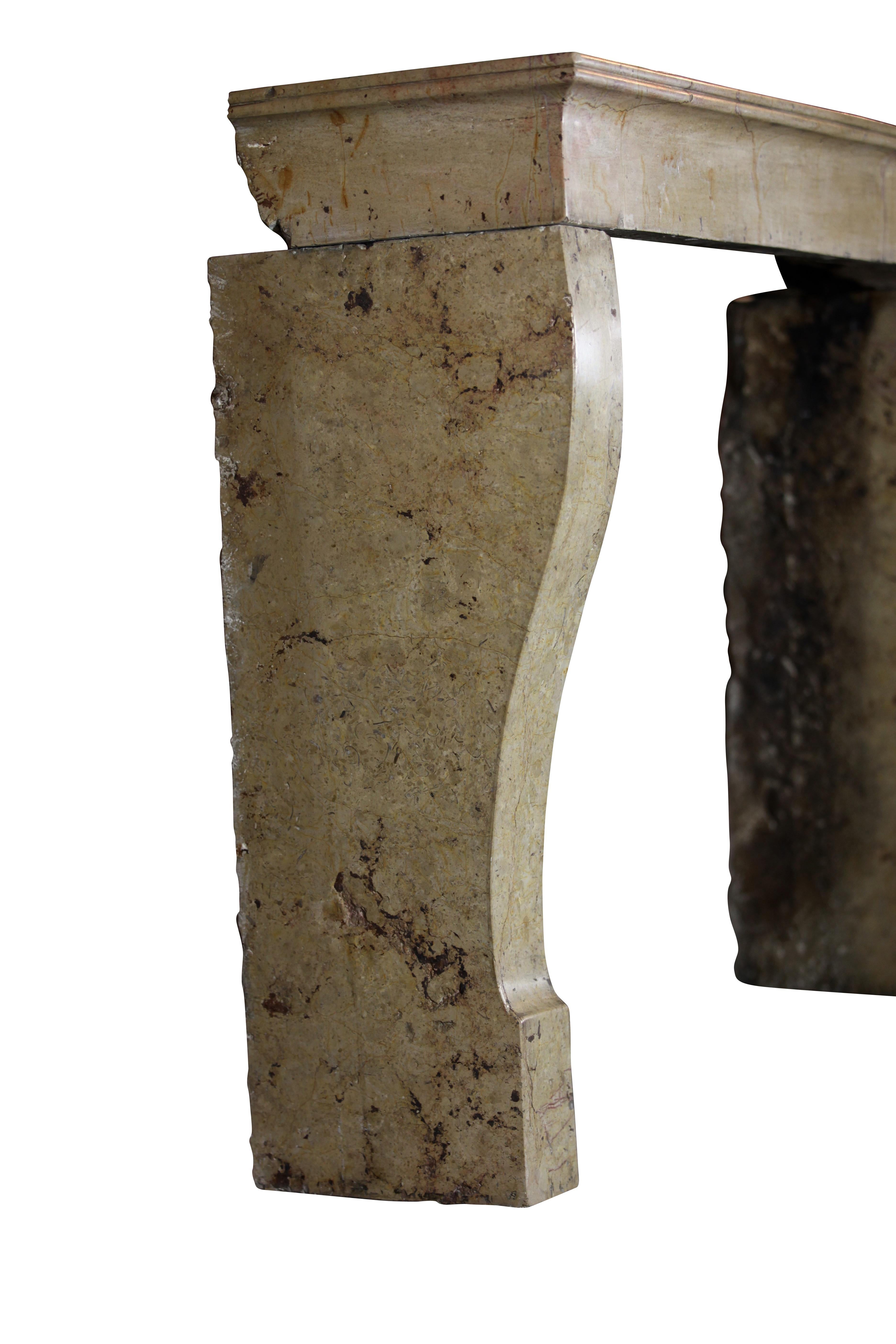 Pequeño Hogar Antiguo Europeo de Piedra Bicolor Creación de la Naturaleza Luis Felipe en venta