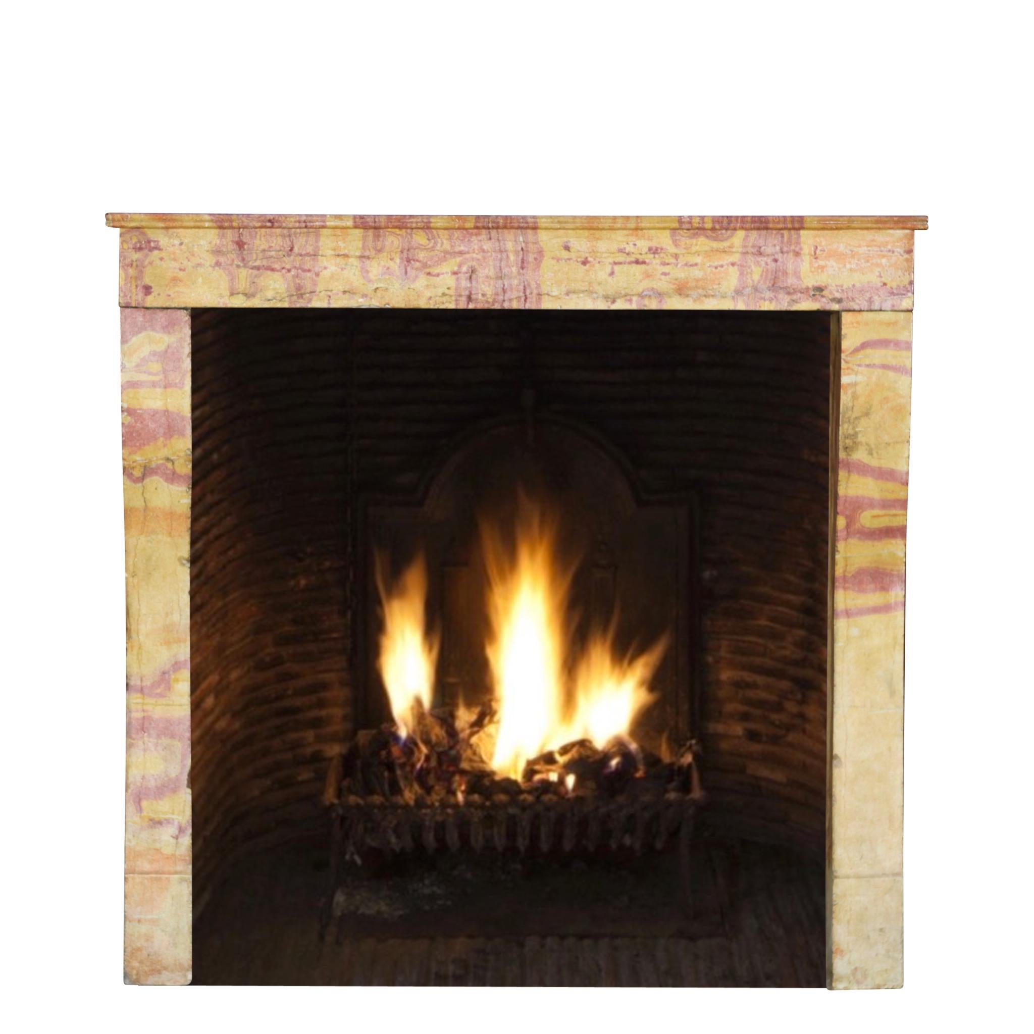 Small European Fireplace Surround in Multicolour French Burgundy Stone  In Good Condition For Sale In Beervelde, BE