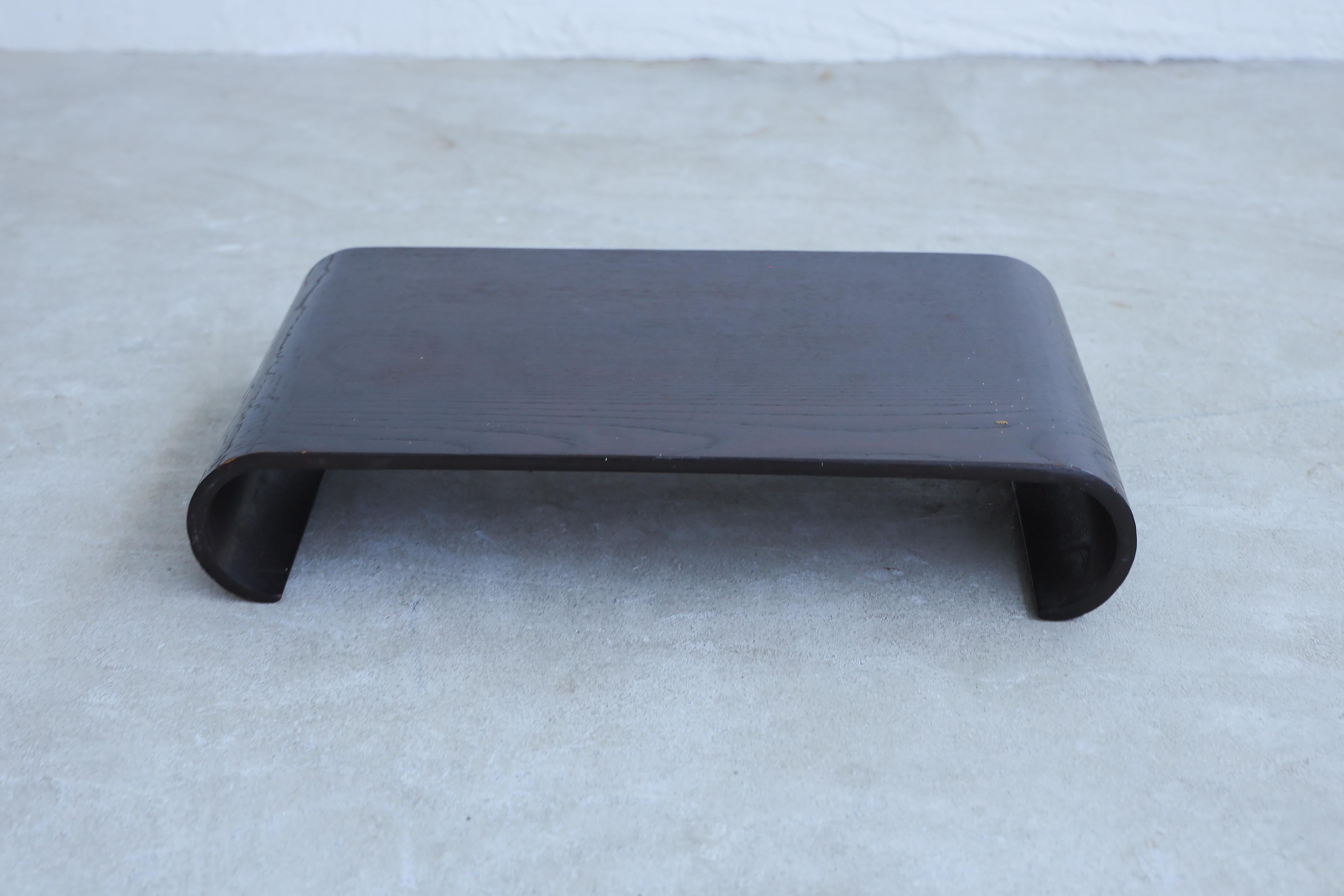 Dies ist ein japanischer dekorativer Ständer aus der Taisho-Periode. 

Dieser dekorative Ständer ist sorgfältig aus massivem Zelkova-Holz gefertigt und mit einer schönen Lackierung versehen. Die schöne Holzmaserung verblasst im Laufe der Jahre nicht