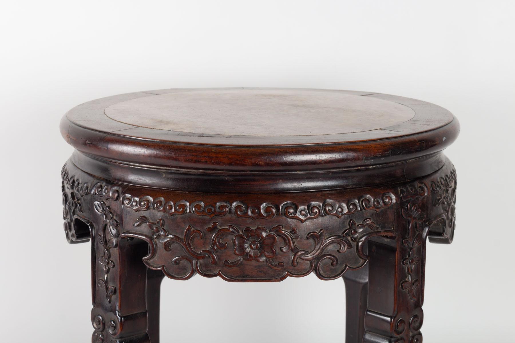 Small exotic wooden table very dense carved with floral patterns, China, 19th century, 1880
Measures: H 46cm, D 44cm.