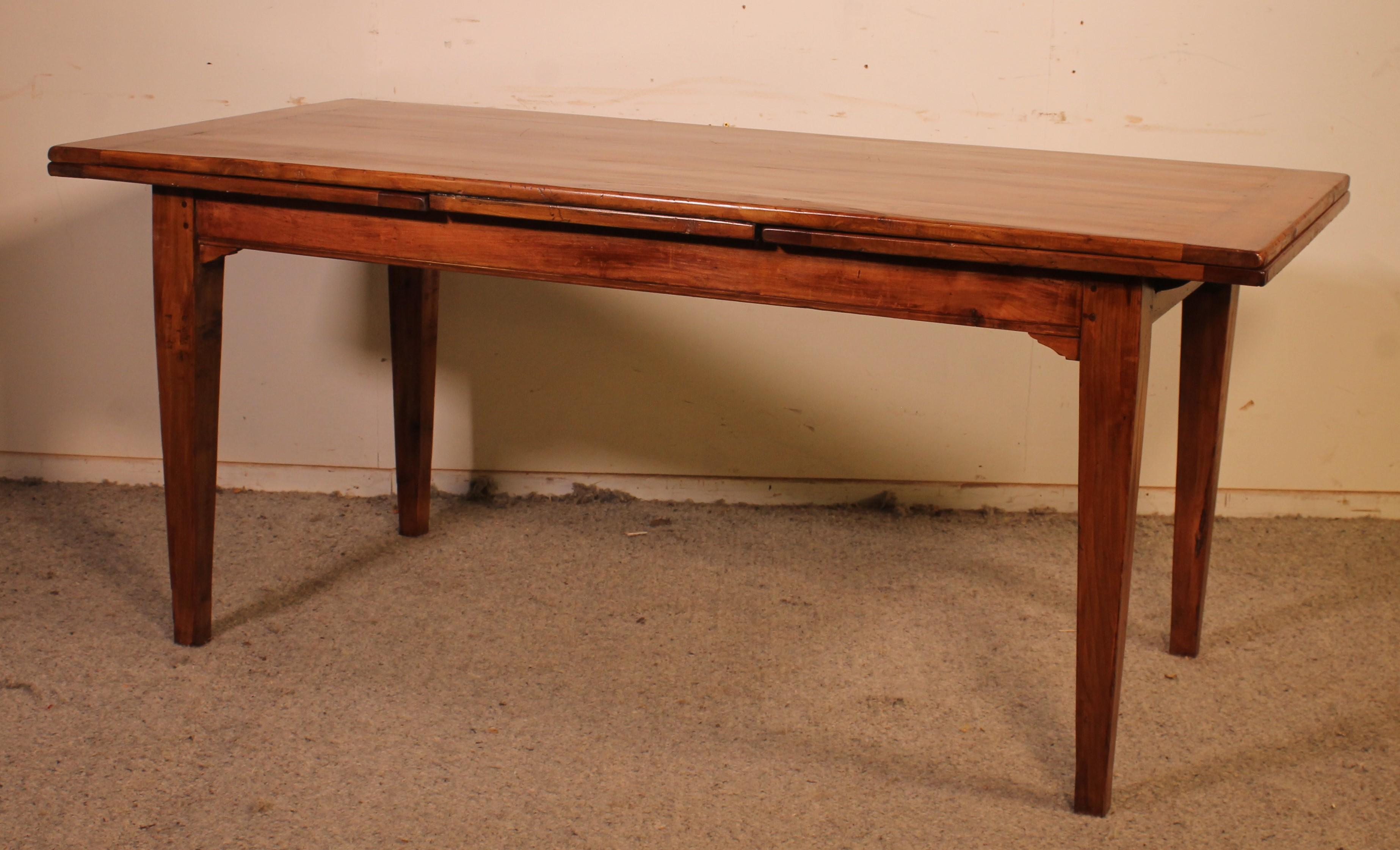 Small Extendable Table in Cherry Wood from the 19th Century For Sale 4