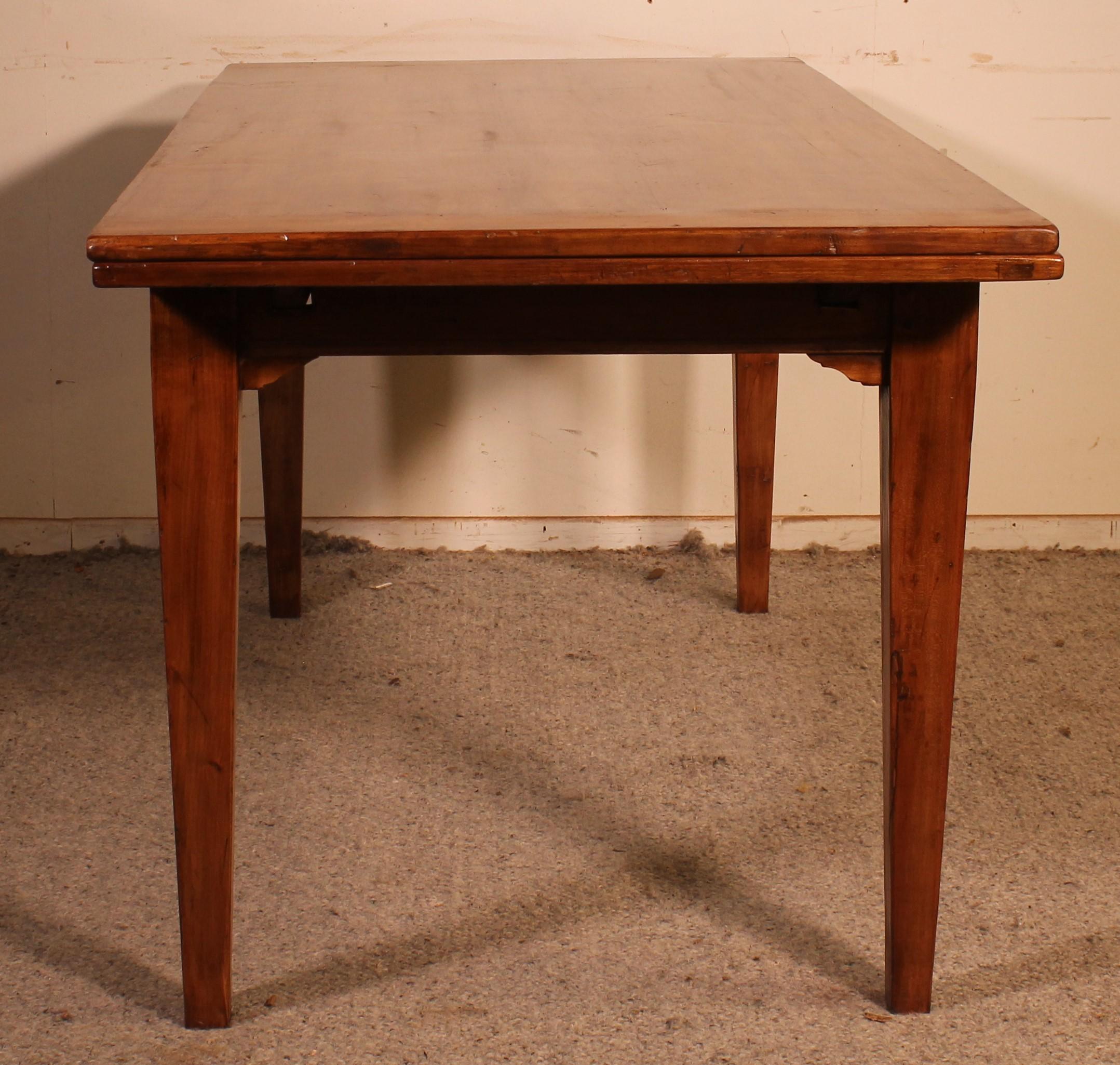 Small Extendable Table in Cherry Wood from the 19th Century For Sale 6