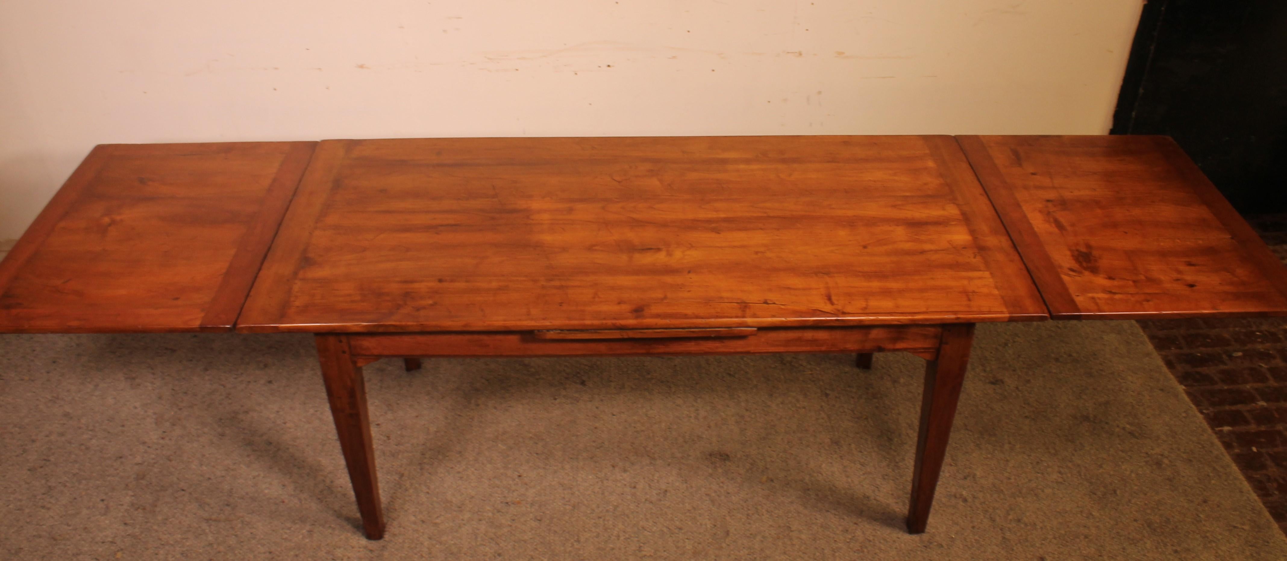 Small Extendable Table in Cherry Wood from the 19th Century In Good Condition For Sale In Brussels, Brussels