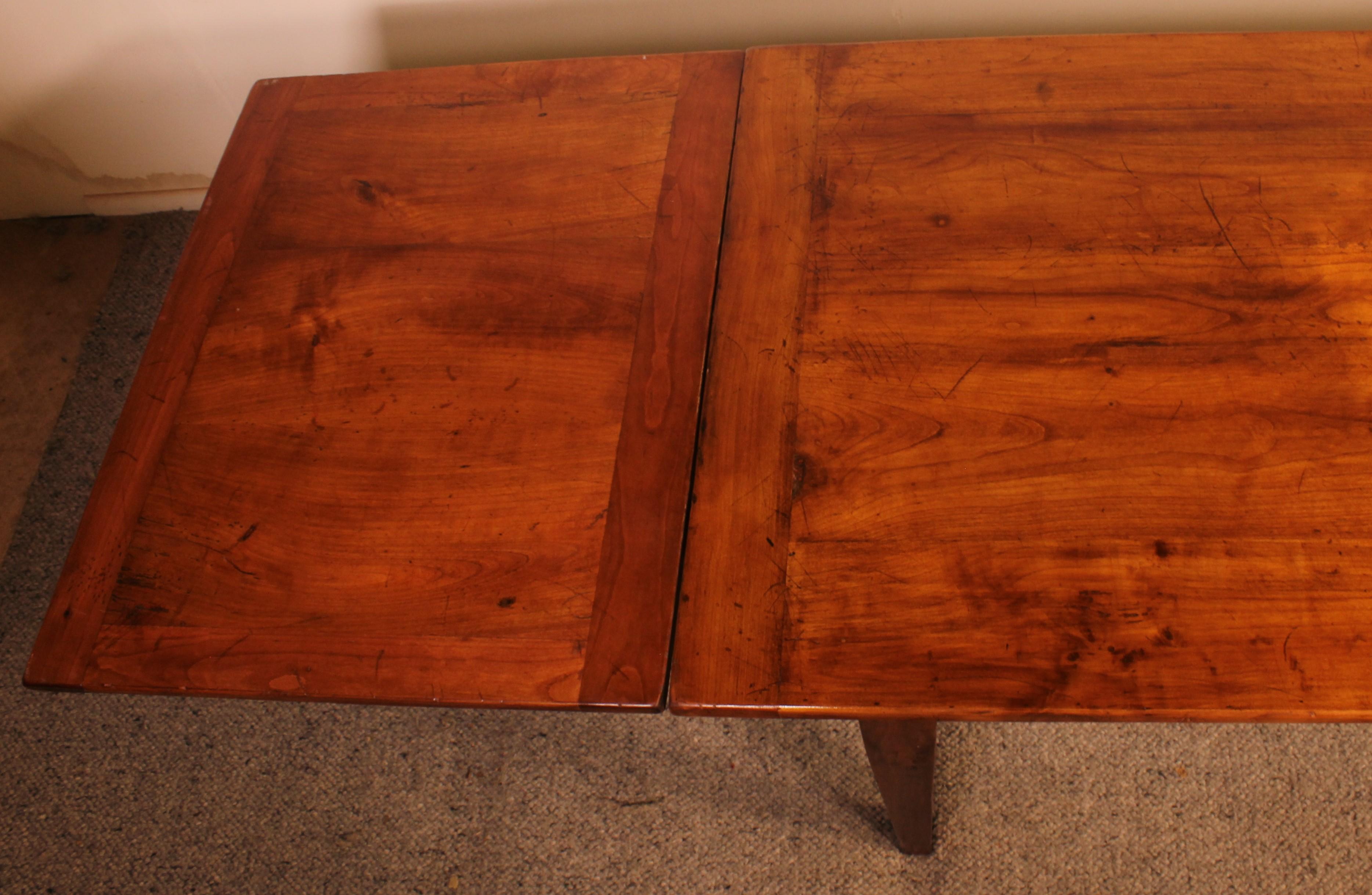 Small Extendable Table in Cherry Wood from the 19th Century For Sale 1