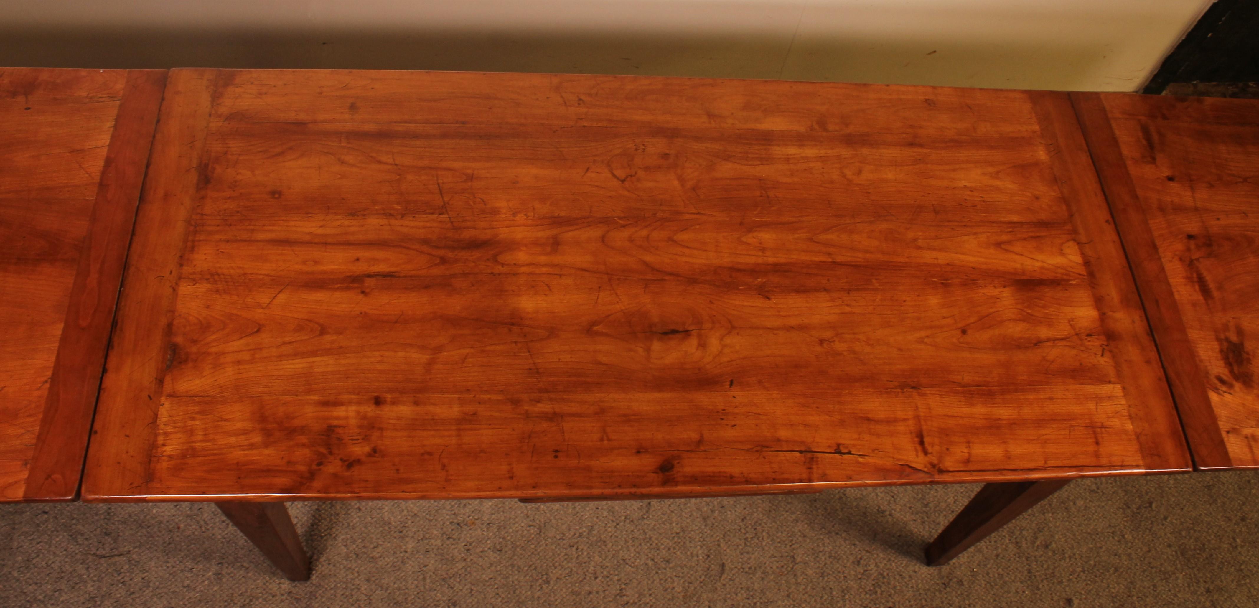 Small Extendable Table in Cherry Wood from the 19th Century For Sale 2
