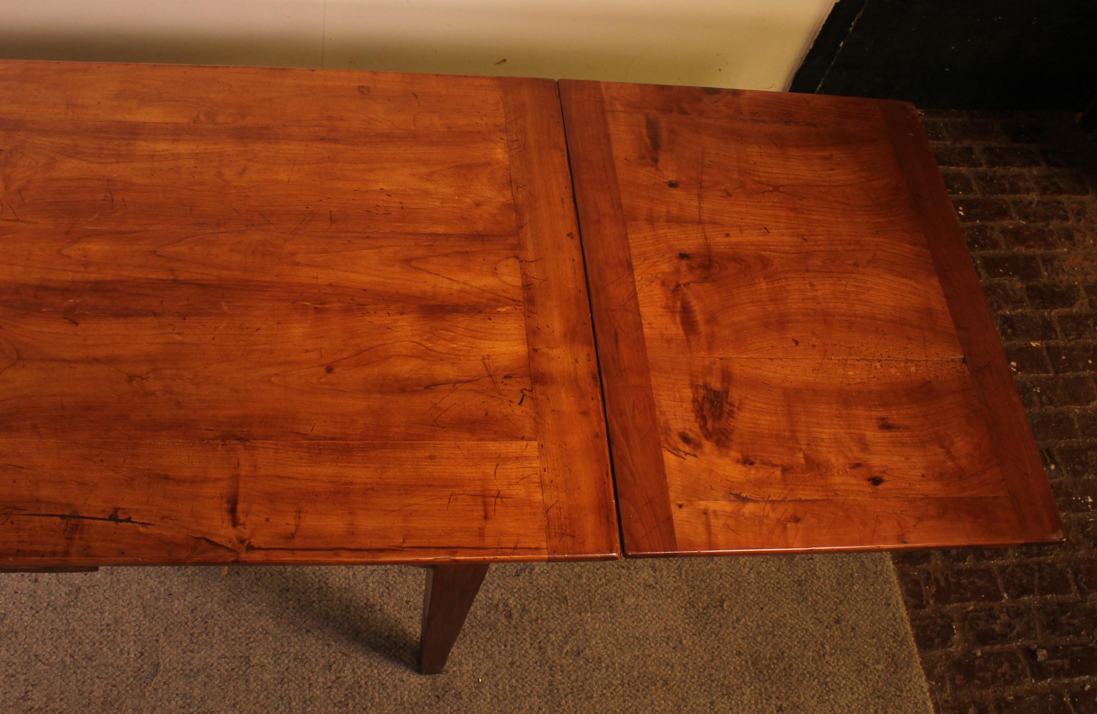 Small Extendable Table in Cherry Wood from the 19th Century For Sale 3