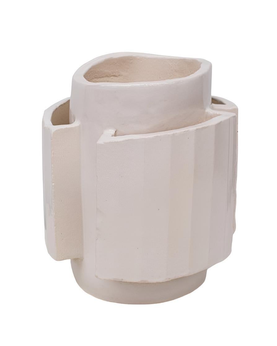 Floris Wubben, nato nel 1983, è un designer e ceramista olandese famoso per la sua fusione unica di design funzionale e scultura sperimentale. Con sede ad Haarlem, nei Paesi Bassi, ha fondato il suo studio nel 2009 dopo aver studiato all'Accademia