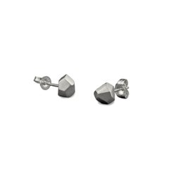 Kleine Facetten-Ohrstecker aus 925er Sterlingsilber von Leonie Simpson