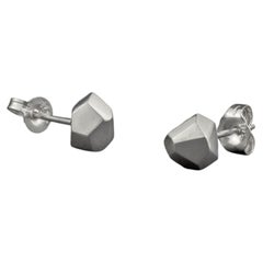 Kleine Facetten-Ohrstecker aus 925er Sterlingsilber von Leonie Simpson