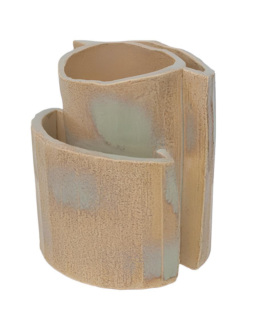 Floris Wubben, nato nel 1983, è un designer e ceramista olandese famoso per la sua fusione unica di design funzionale e scultura sperimentale. Con sede ad Haarlem, nei Paesi Bassi, ha fondato il suo studio nel 2009 dopo aver studiato all'Accademia