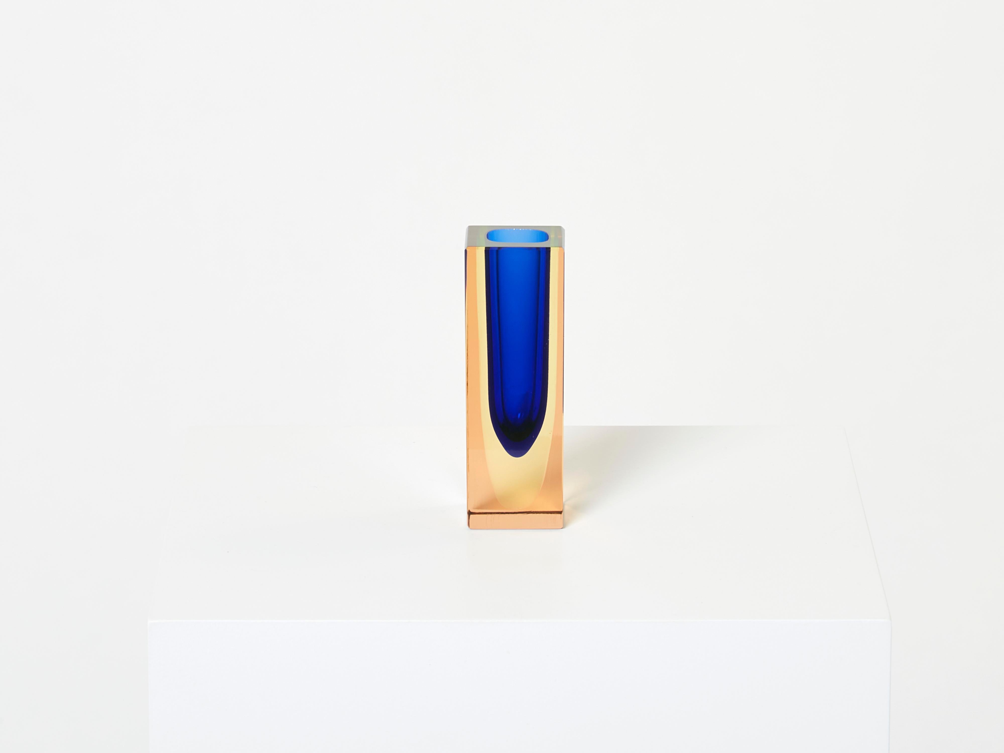Schöne tricolore Sommerso Block Vase Murano-Glas in den 1970er Jahren gemacht. Diese kleine Vase hat eine seltene Farbkombination aus blauem Glas, das in hellgelbes Glas getaucht ist und mit pfirsichfarbenem Glas abgeschlossen wird. Es befindet sich