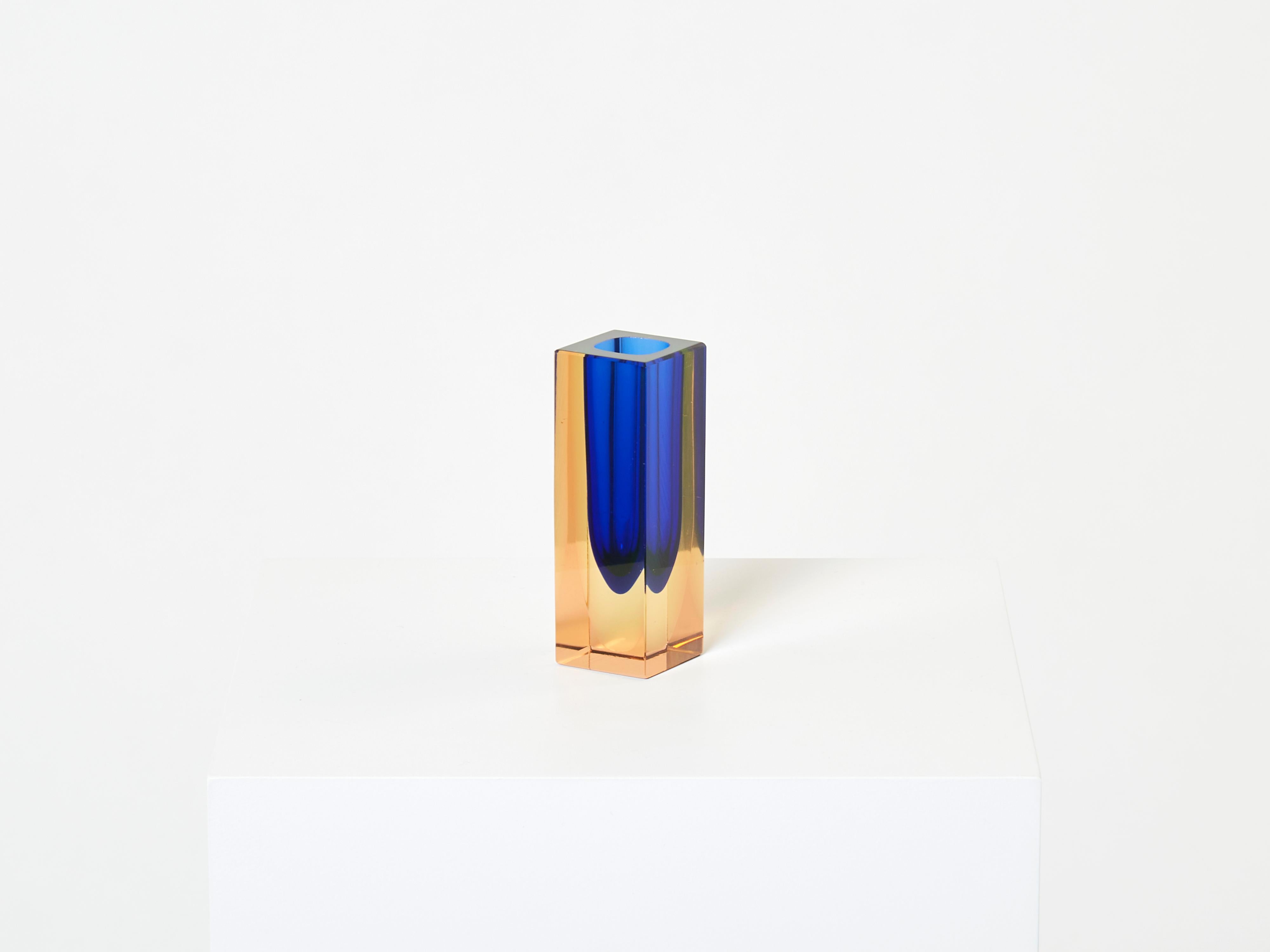 Facettierte Vase aus dreifarbigem Sommerso-Muranoglas, 1970er Jahre (Italienisch) im Angebot