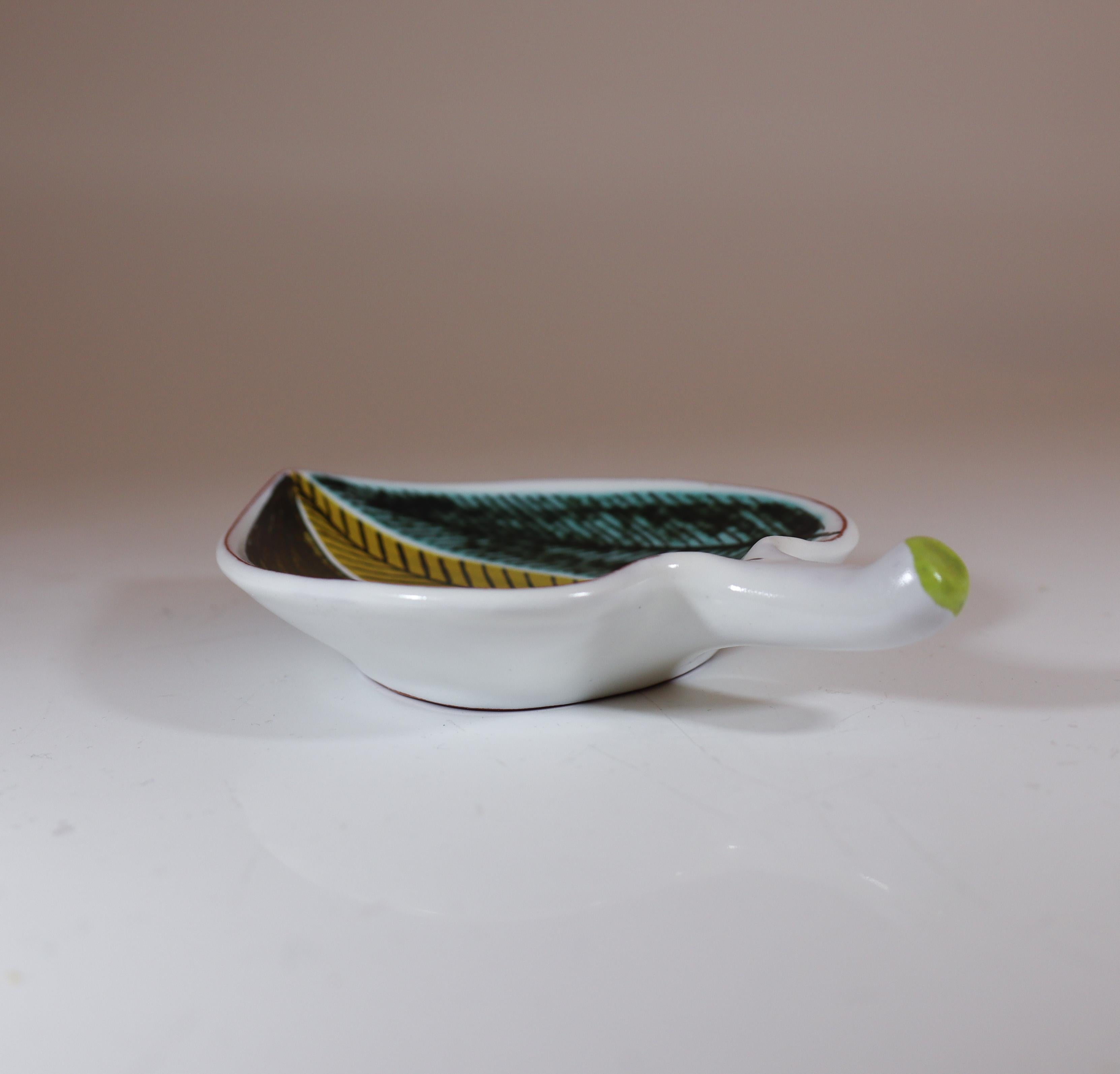 Fayence-Schale mit Blättern – Stig Lindberg – Gustavsberg Studio – Mitte des 20. Jahrhunderts (19. Jahrhundert) im Angebot