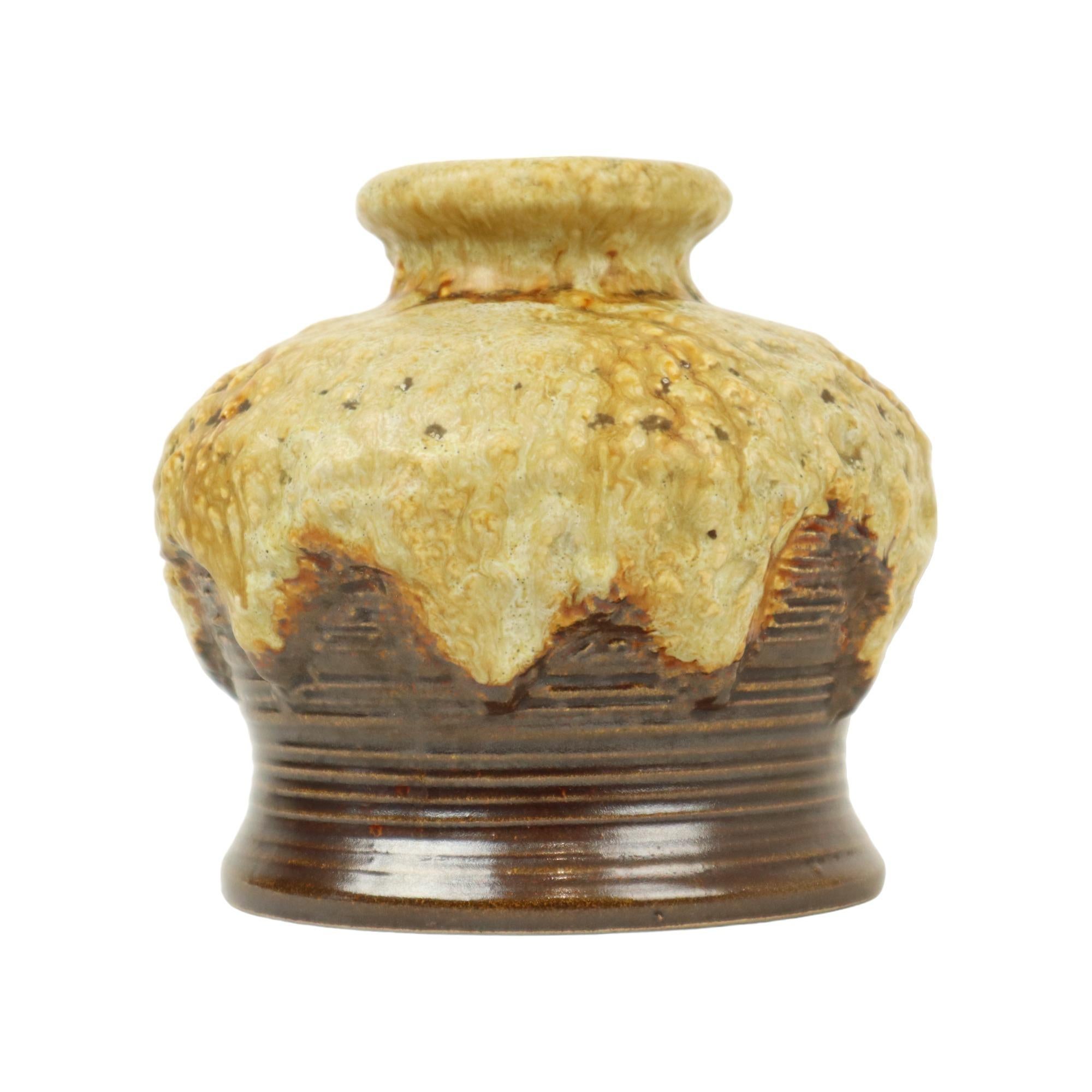 Piccolo vaso vintage con smalto vulcanico beige e marrone a goccia, realizzato da Dumler & Breiden, ceramica smaltata della Germania occidentale degli anni '60, contrassegnato sul fondo con il logo del produttore e numerato 644-15.

Germania Ovest