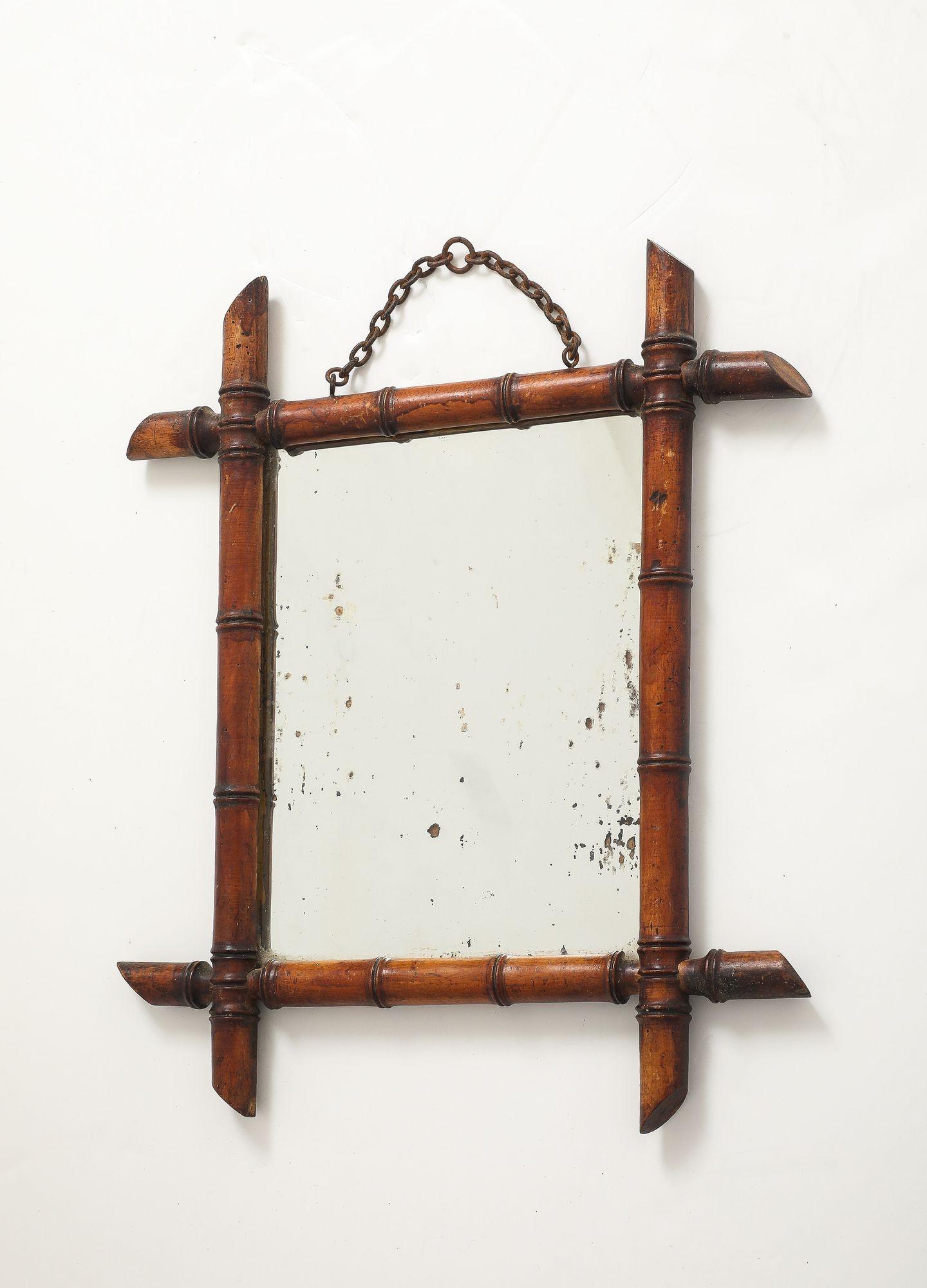 Este encantador espejo inglés de los años 40 presenta un marco de bambú de imitación finamente tallado con una rica y cálida pátina que imita maravillosamente el aspecto natural del bambú. El espejo conserva su placa de cristal original, que muestra