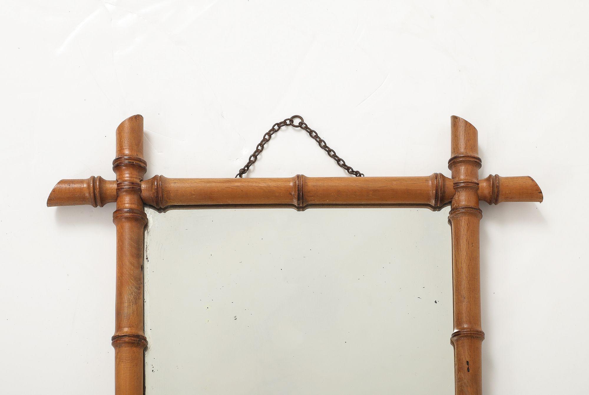 Este encantador espejo inglés de principios del siglo XX presenta un marco de imitación de bambú finamente tallado con una rica y cálida pátina que imita maravillosamente el aspecto natural del bambú. El espejo conserva su placa de cristal original,