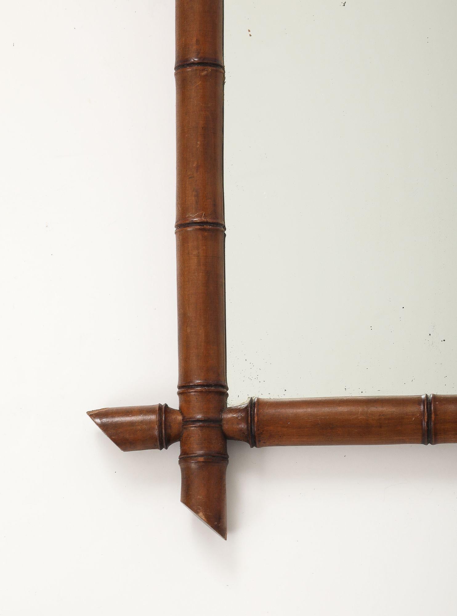 Anglais Petit miroir à cadre sculpté en faux bambou, Angleterre, années 1940 en vente