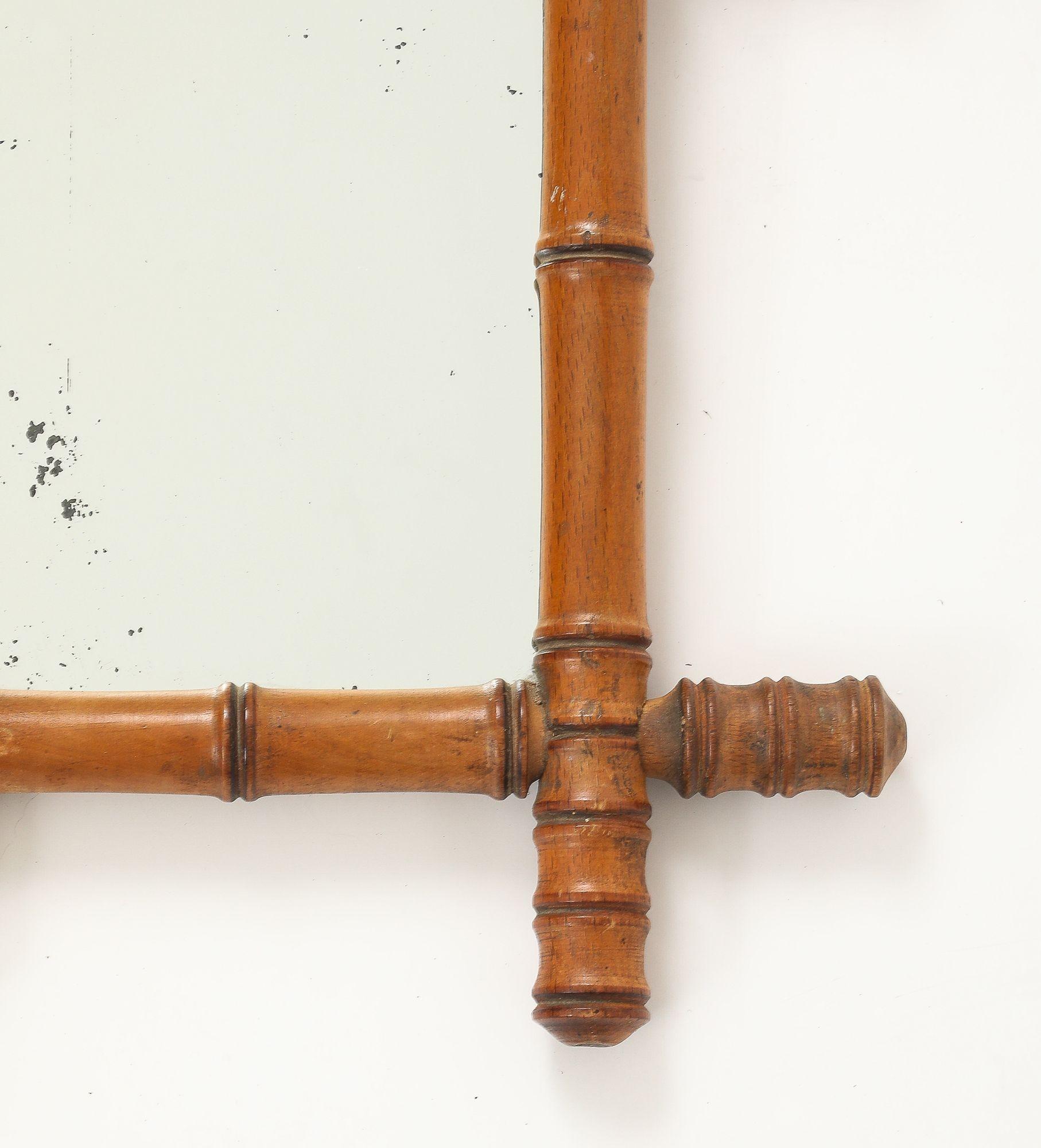 Chinoiseries Petit miroir à cadre sculpté en faux bambou, Angleterre, années 1940 en vente