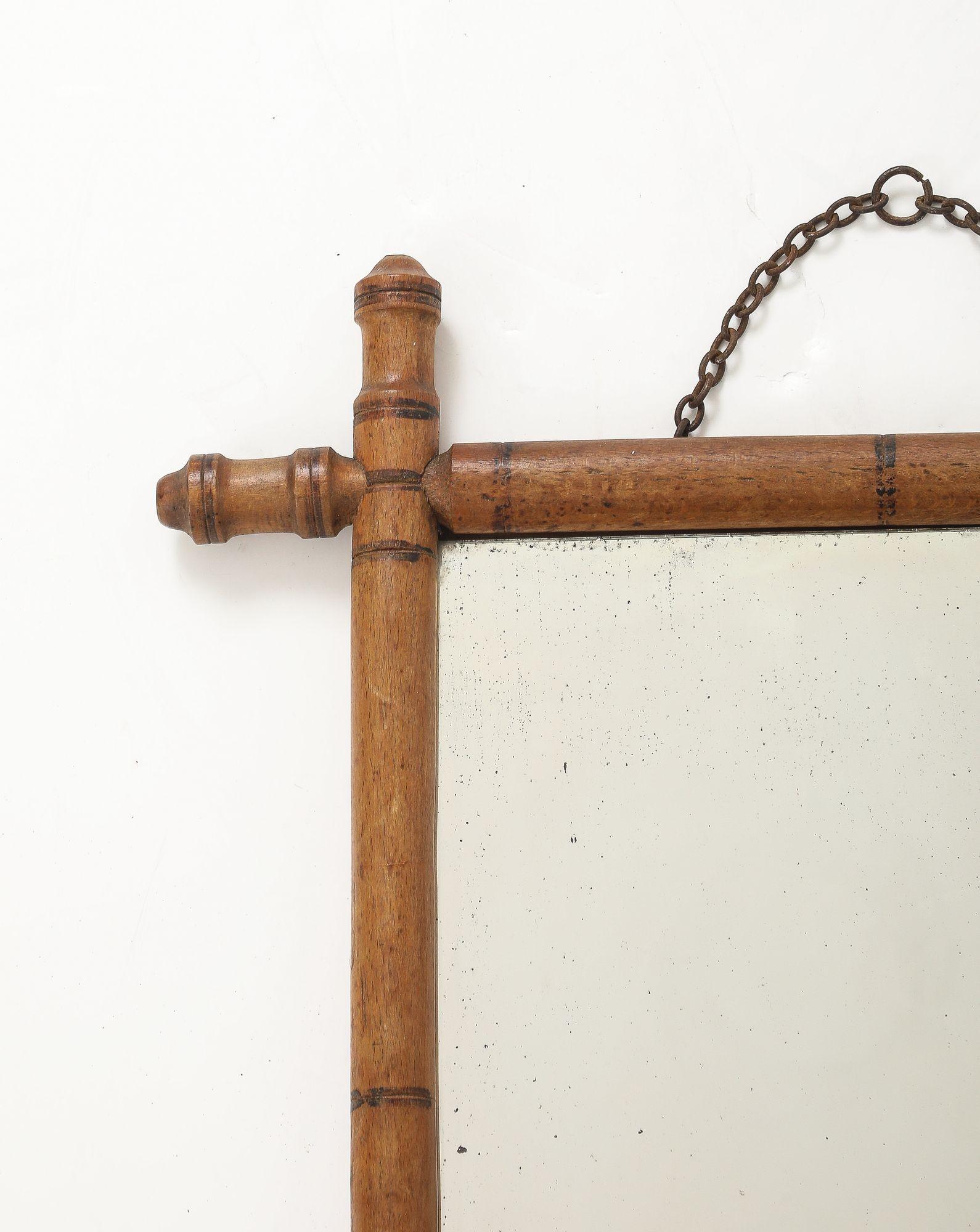 Chinoiseries Petit miroir à cadre sculpté en faux bambou, Angleterre, années 1940 en vente